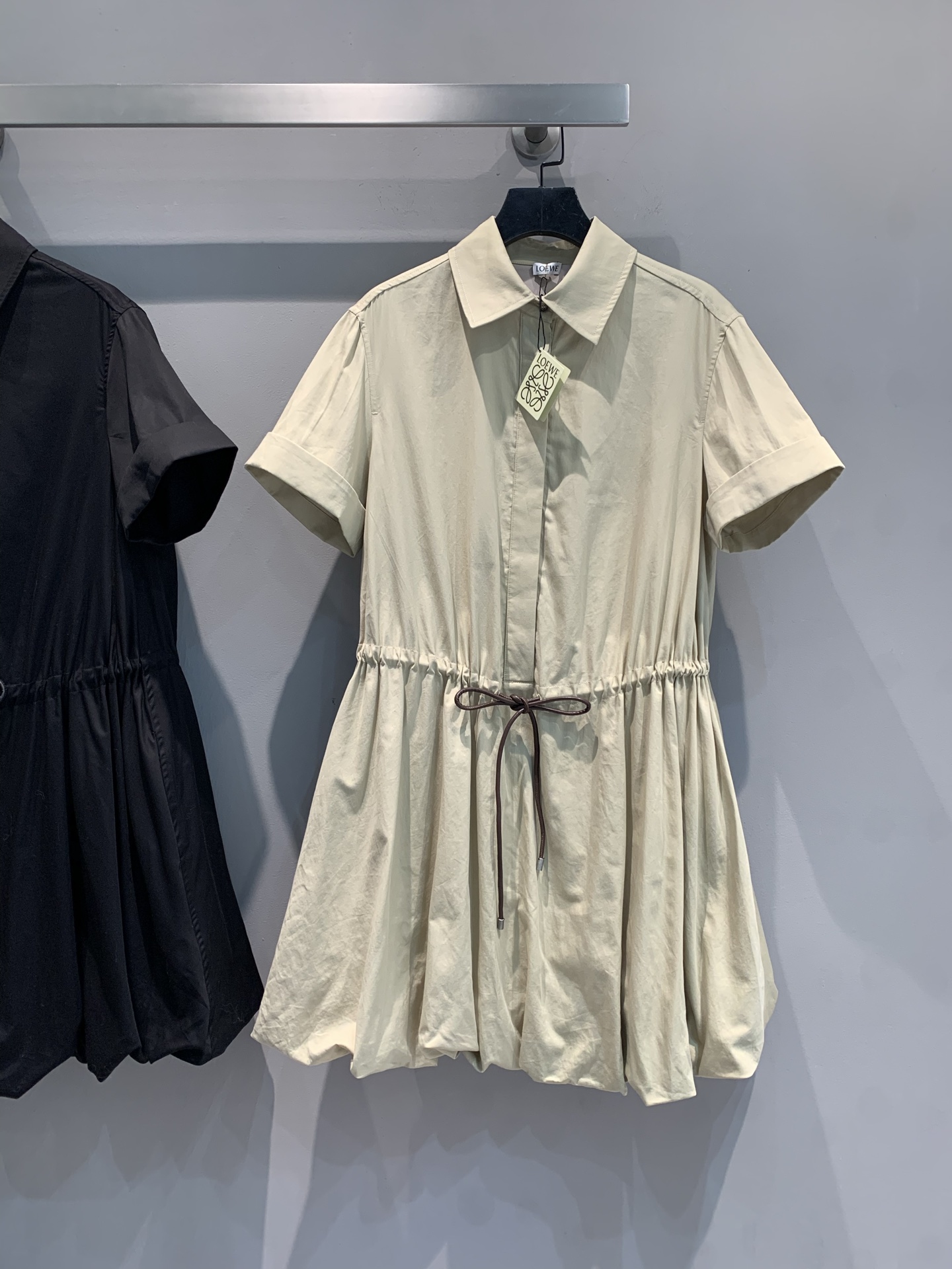 NO:444625,New model is shipped. Original development. Loew*2025 spring and summer new retro waist-hugging drawstring short-sleeved shirt skirt, neat lapel + drawstring waist-hugging, one-click switching to slack and exquisite, the hem of the skirt is just right, walking with the wind and hides the flesh. Daily commuting wear is capable, date wears gentle, one piece contracts multiple styles, fashionable and delicate eyes closed. SML, loewe, skirts, shirts, T-shirts, alexander wang19860909新款出货啦 原版开发 Loew*2025春夏新款复古收腰抽绳短袖衬衫裙,利落翻领 + 抽绳收腰,一键切换松弛与精致,裙摆蓬度恰到好处,走路带风又藏肉 日常通勤穿干练,约会穿也温柔,一件承包多种风格,时髦精闭眼入.码数SML,,loewe,skirts,shirts,T-shirt,alexander wang,Women's clothing