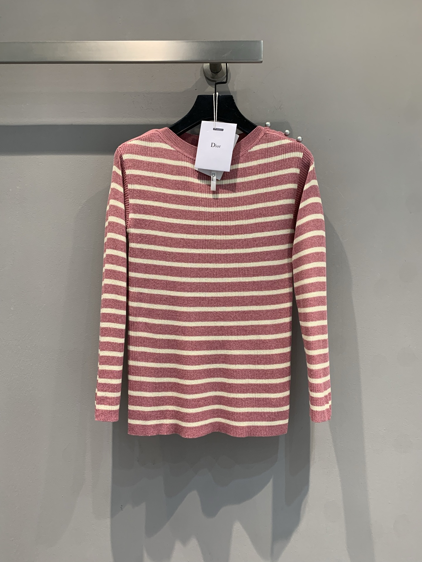 NO:445622,New model is shipped. Original development CD2025 early autumn new pearl shoulder button striped round-neck sweater. It is made of linen mulberry silk blended fabric, with delicate texture, skin-friendly and breathable. It is gentle to the heart, with its own pure desire filter, the stripes are classic and versatile, the basic model hides high-end slim fit style, outlines the slender figure, and is a slack feeling of young ladies with a skirt. The fabric is soft and skin-friendly, and it is also super comfortable to wear with close body~ a must-have for early autumn wardrobe!  Pure desire and advanced sense. Number of codes 36 38 40,,skirts,jeans,alexander wang19860909新款出货啦 原版开发 CD2025早秋新款珍珠肩扣条纹圆领针织衫.采用亚麻桑蚕丝混纺面料,质感细腻,亲肤透气.温柔到心巴的配色,自带纯欲滤镜,条纹经典又百搭,基础款却藏着高级感修身版型超藏肉,勾勒纤细身形,日常搭牛仔裤是松弛感小姐姐配半裙直接纯欲氛围拉满 面料软糯亲肤,贴身穿也超舒服～早秋衣橱必备！纯欲与高级感双拿捏.码数36 38 40,,skirts,jeans,alexander wang,Women's clothing