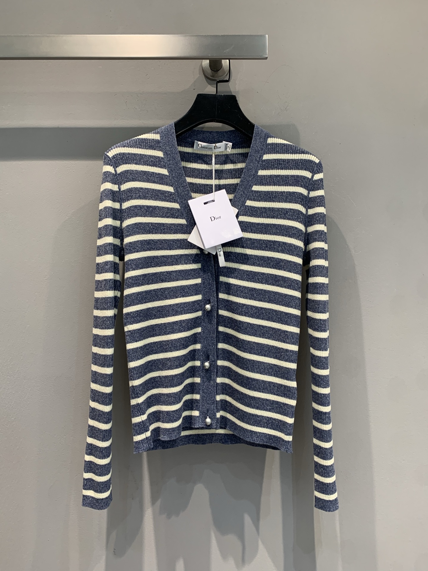 NO:445630,New model is shipped. Original development CD2025 early autumn new pearl buckle V-neck striped cardigan. The blue and white stripes have a slack and high-end feeling. The V-neck design lengthens the neck lines, making it look slim and gentle, and the pearl buckle embellishes super exquisite. The details control the ecstasy. The slim fit style hides the flesh and shows the figure. It is very easy to match in daily life. It is a slack feeling for a young lady to match the skirt. The French lazy fabric is soft and skin-friendly. It is super comfortable to wear with close body~ The essential 'atmosphere artifact' in early autumn, whoever wears it looks good. Lock this slack feeling password number 36 38 40,, skirts, jeans, alexander wang19860909新款出货啦 原版开发 CD2025早秋新款珍珠扣V领条纹开衫.蓝白条纹自带松弛高级感.V领设计拉长颈部线条,显瘦又温柔珍珠扣点缀超精致,细节控狂喜 修身版型藏肉又显身材,日常超好搭,搭牛仔裤是松弛感小姐姐配裙子直接拿捏法式慵懒面料软糯亲肤,贴身穿超舒服～ 早秋必备“氛围神器”,谁穿谁好看系列 锁死这件松弛感密码码数36 38 40,,skirts,jeans,alexander wang,Women's clothing