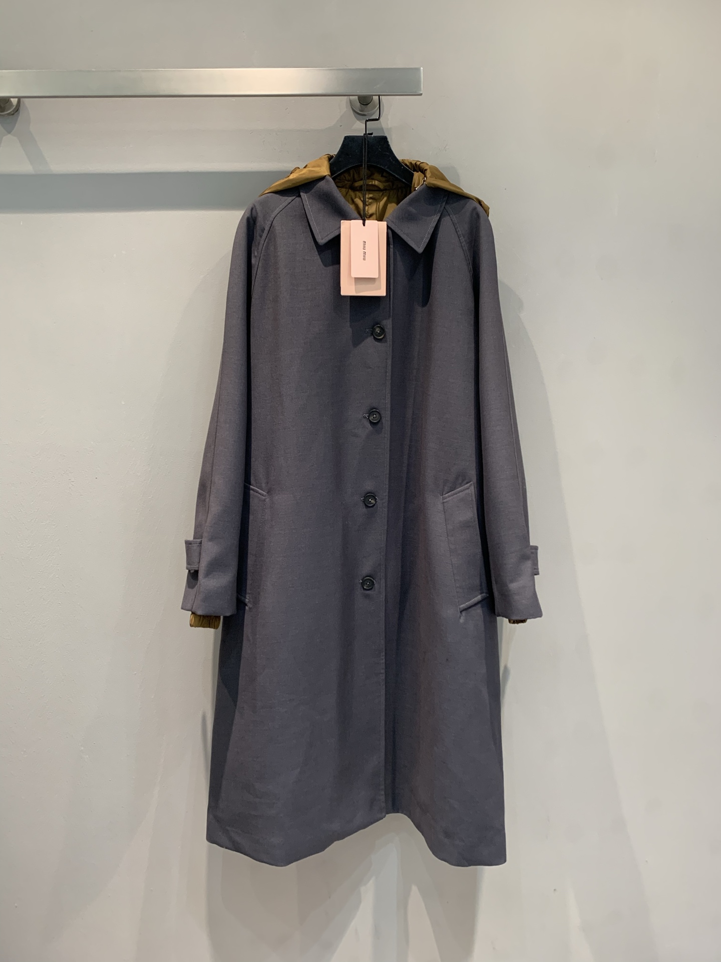 NO:445669,The new model is shipped. The original version of Miumi*2025 early autumn new fashionable retro contrasting hooded long windbreaker is made of mohair and wool blended fabric, with a delicate texture and a crisp style. The gray color combination + neat tailoring, hides flesh and shows aura. The hooded color combination design is tricky, and the slack feels full. You can wear it when commuting and going out. You can use it casually to be 'workless fashionable'. The heroine who walks with style feels like a high-end outfit with one click?  This piece is locked, and the autumn and winter outfit templates are copied directly!  SML, miumiu, hats, alexander wang19860909新款出货啦 原版开发Miumi*2025早秋新款时髦复古撞色连帽长款风衣.采用马海毛和羊毛混纺面料,质感细腻版型挺括.灰调配色+利落剪裁,藏肉又显气场,连帽拼色设计暗藏小心机,松弛感拉满～通勤、出街都能穿,随手一搭就是“毫不费力的时髦”,走路带风的大女主既视感想一键拥有高级感穿搭？这件锁死,秋冬穿搭模板直接抄作业！码数SML,,miumiu,hats,alexander wang,Women's clothing