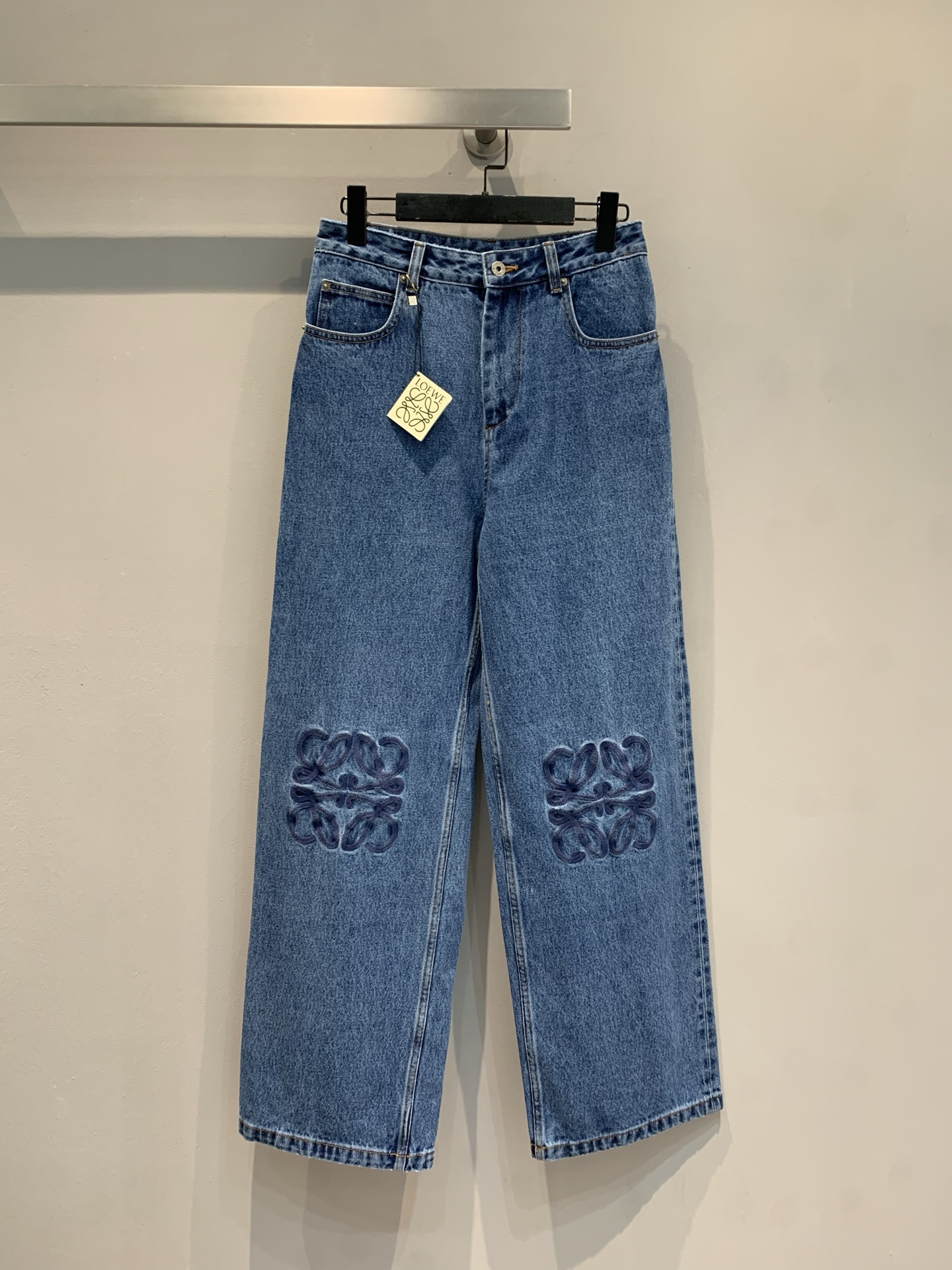NO:444655,New models are shipped, original development Loew*2025 spring and summer new fashionable retro embroidered logo jeans. Classic denim blue + exclusive embroidery with trouser legs, loose straight cut, hide flesh and make your legs look longer, and you walk with a style~ It turns into 30 minutes in seconds with a short top, and you can also mix and match the tone with a suit. You can directly wear it with a 'slack and expensive' filter, so fashionable that you want to weld it on your body!  SML, loewe, jeans, business suit, alexander wang19860909新款出货啦 原版开发 Loew*2025春夏新款时髦复古刺绣logo牛仔裤.经典牛仔蓝+ 裤腿专属刺绣,宽松直筒剪裁,藏肉又显腿长,走路都带风~搭短上衣秒变三七分,配西装也能混搭出腔调,穿上直接自带“松弛显贵”滤镜,时髦到想焊在身上！码数SML,,loewe,jeans,business suit,alexander wang,Women's clothing