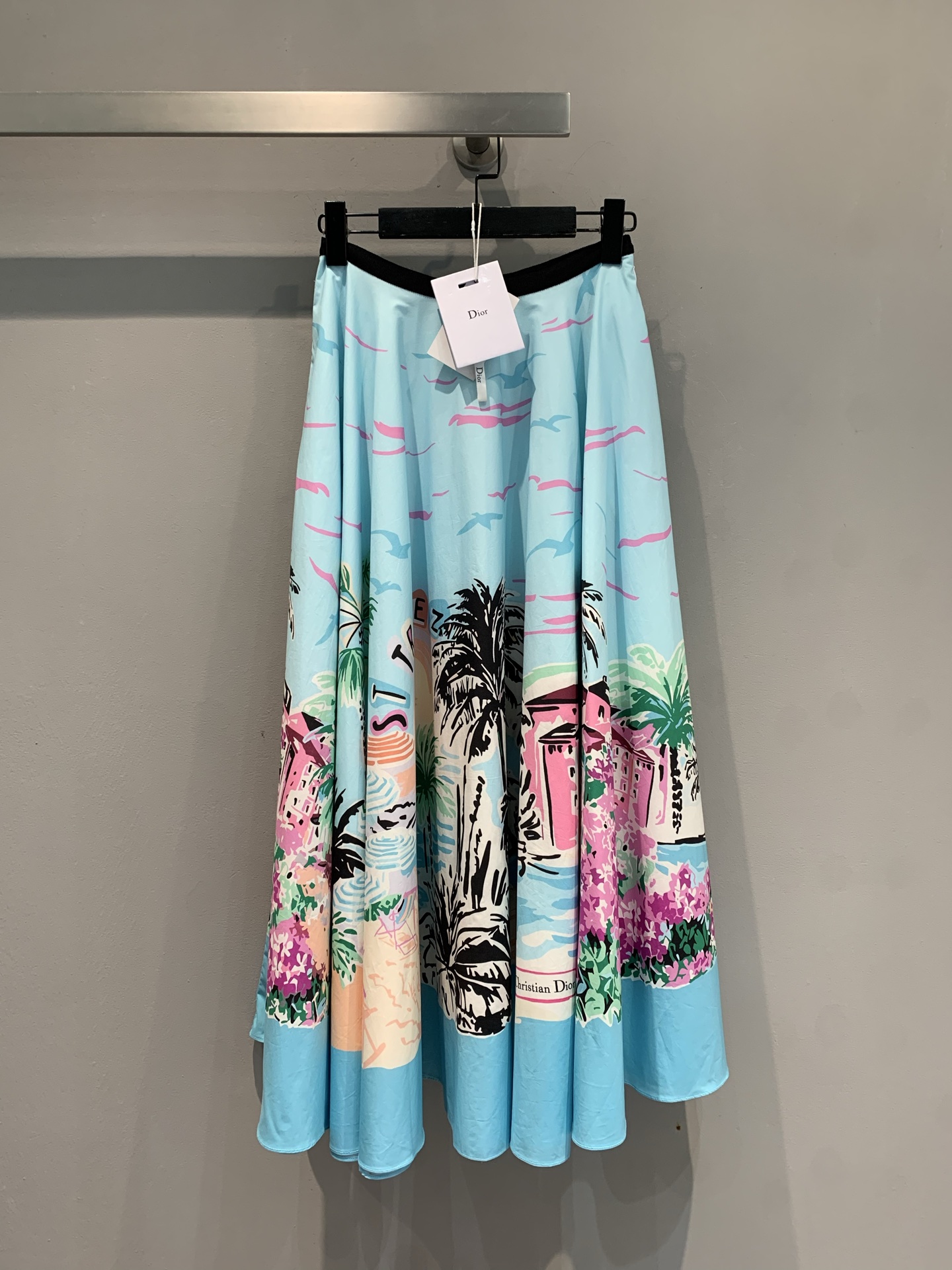 NO:445678,New model is shipped. Original development CD2025 spring and summer new resort style island printed skirt, made of cotton and silk blended fabric, with excellent texture, breathable and skin-friendly. Fresh water blue background + tropical printing, palm trees, pink houses, flowers... It's like wearing the scenery of the South French town, with a large skirt with its own vacation filter, walking with a style, and a white T-shirt is a relaxing holiday feeling. It can be instantly transformed into a French literary girl with a shirt, and can be worn in all seasons!  Want to have a romantic atmosphere with one click?  This lock is a walking 'South French Movie heroine' with a lock on it. The number of 36 38 40, skirts, shirts, real silk, alexander wang19860909新款出货啦 原版开发 CD2025春夏新款度假风海岛印花半裙,采用棉和真丝混纺面料,质感上乘,透气亲肤.清新水蓝底色+热带印花,棕榈树、粉房子、繁花…像把南法小镇风光穿在身上,自带度假滤镜大裙摆走路带风,搭白T是松弛假日感,配衬衫又能秒变法式文艺少女,四季穿搭都能打！想一键拥有浪漫氛围？这条锁死,穿上就是行走的“南法电影女主”码数36 38 40,,skirts,shirts,real silk,alexander wang,Women's clothing