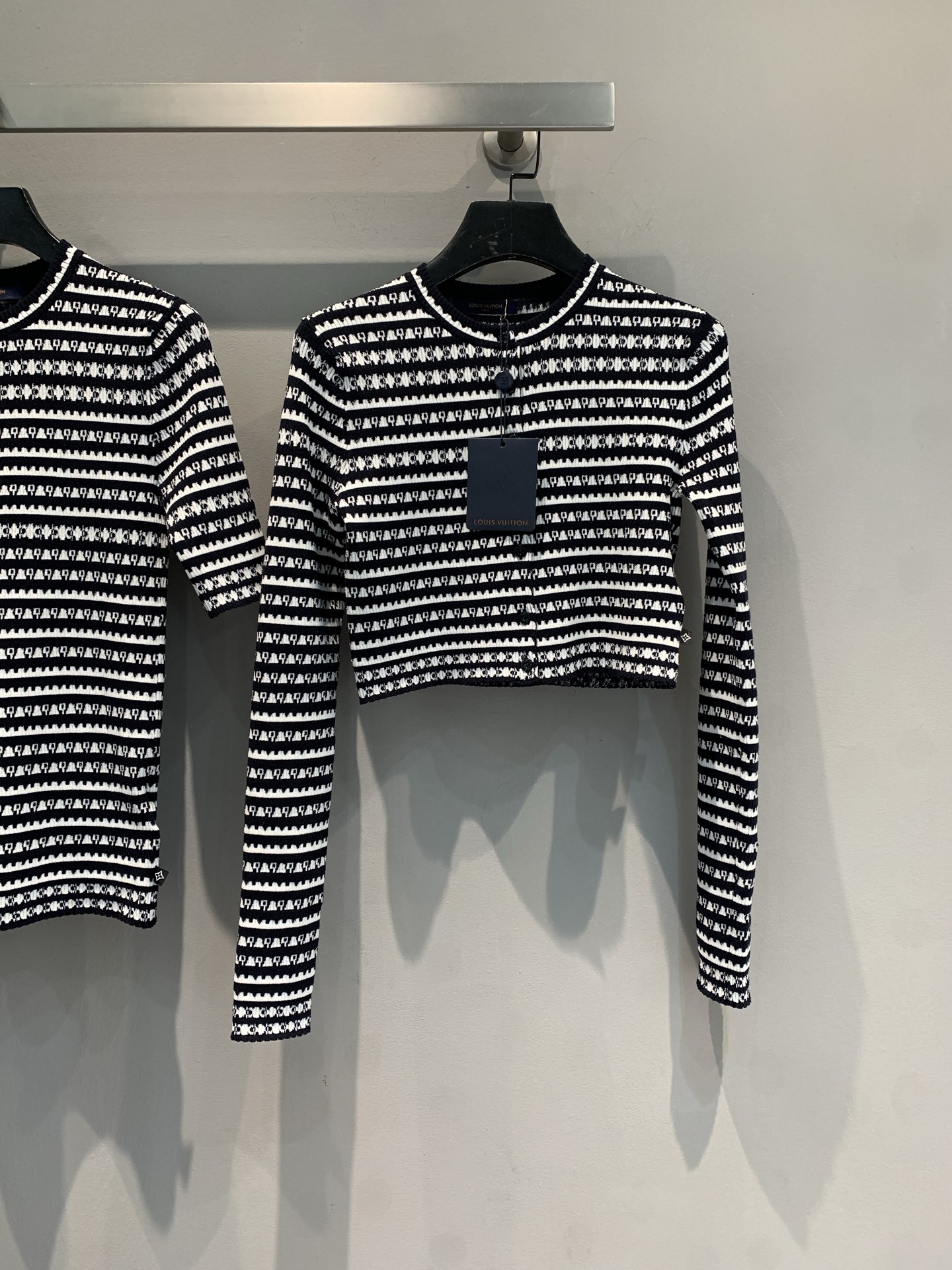 NO:446481,New models are shipped. Original development. L's early autumn new retro old-fashioned striped knitted short cardigan. It uses imported wool blend fabric and imported machine knitting technology. Black and white stripes are intertwined, with high-end texture, short design + long-sleeved shape, lengthening body proportions. Daily street-going high-waisted pants, simple and chic; party skirts, easy to grasp the relaxed and noble feeling~ Whether it is commuting or casual occasions, wear it on your body, and the fashionable genes are directly full, whoever wears it looks good, don't miss the treasured items that stand firmly in the C position in the fashion cycle. SML,,louis vuitton, skirts,alexander wang19860909新款出货啦 原版开发 L家早秋新款复古老花条纹针织短款开衫.采用进口绵羊毛混纺面料,进口机针织工艺.黑白条纹交织,自带高级质感,短款设计+长袖造型,拉长身形比例 日常出街配高腰裤,简约又chic；聚会搭半裙,轻松拿捏松弛贵气感～不管是通勤还是休闲场合,往身上一穿,时髦基因直接拉满,谁穿谁好看,时尚轮回里稳站C位的宝藏单品,别错过.码数SML,,louis vuitton,skirts,alexander wang,Women's clothing