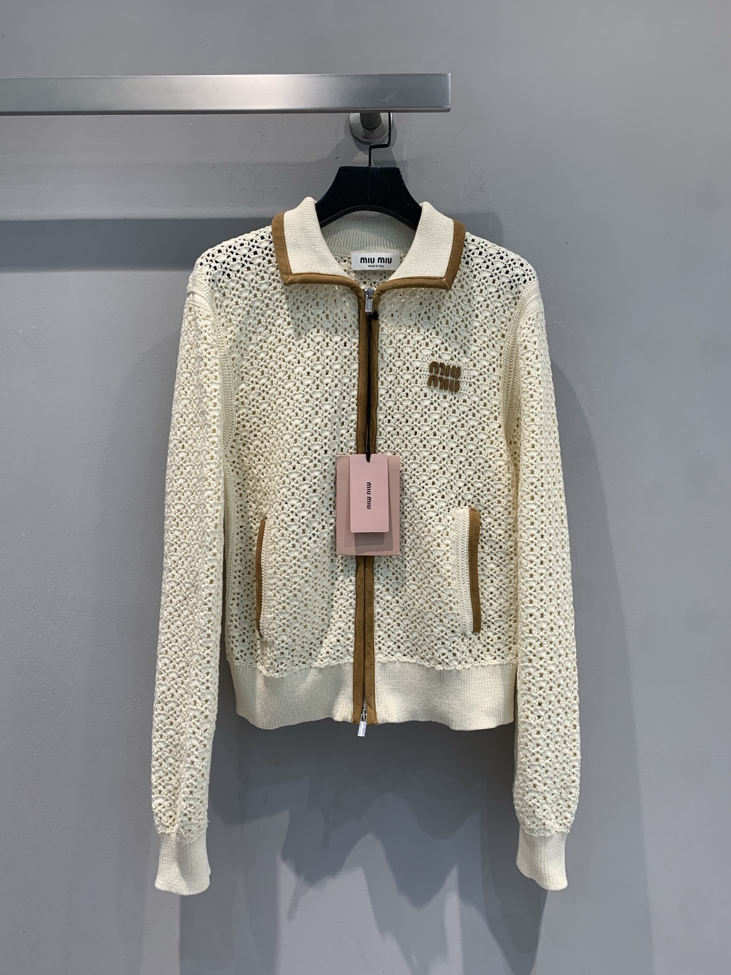 NO:443658,New model is shipped. Original development. Miumi 2025 early autumn new retro fashionable contrasting edge handmade crochet cardigan. The crochet texture has a delicate and relaxing feeling, contrasting color lapel + double zipper, retro and fashionable short style, lengthening the body proportions, suitable for daily street appearance and dates. It is easy to handle Miu style sweet and cool, whoever wears it is the noble lady in the world~ SML, miumiu, alexander wang19860909新款出货啦 原版开发 Miumi2025早秋新款复古时髦撞色边手工钩织开衫.钩织纹理自带精致松弛感,撞色翻领+双拉链,复古又时髦短款版型,拉长身形比例,日常出街、约会都适配 穿上轻松拿捏 Miu 式甜酷,谁穿谁是人间贵气大小姐～码数SML,,miumiu,alexander wang,Women's clothing