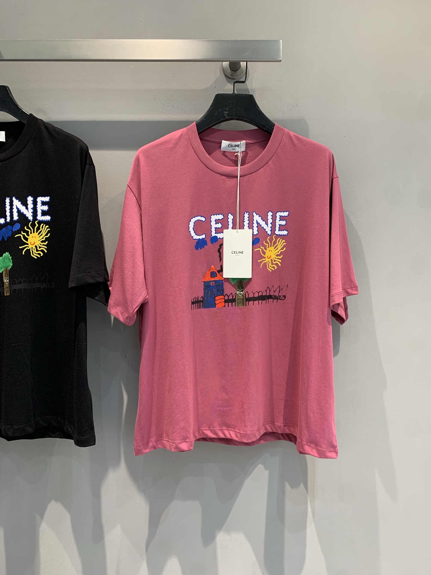 NO:446469,New style is shipped. Original development Celin* Spring and summer new children's funny letters printed short-sleeved T-shirt. Handwritten letters + hand-painted small houses and sun patterns, like an illustrator's mind is penetrated, easily grasping the relaxation~ Pink style is sweet and cool and gentle, the color collision is super atmosphere, everyday outing and vacation wear is amazing, fashionable and effortless fabric is comfortable to be wrapped in clouds, casual and high-end, wearing it is the most beautiful literary cub on the street, whoever wears it falls in love with it, fashion and innocence are perfectly integrated, you must buy it. SML, celine, T-shirt, tees, t-shirt, alexander wang19860909新款出货啦 原版开发 Celin*春夏新款童趣风字母印花短袖T恤.手写体字母+手绘小房子、太阳图案,像把插画师的脑洞穿在了身上,轻松拿捏松弛感～ 粉色款甜酷又温柔,色彩碰撞超有氛围,日常出街、度假穿都很绝,时髦不费力面料舒适到像被云朵裹住,随性又高级,穿上就是街头最靓的文艺崽,谁穿谁爱上,时尚与童真的完美融合,必须入手.码数SML,,celine,T-shirt,tees，t-shirt,alexander wang,Women's clothing