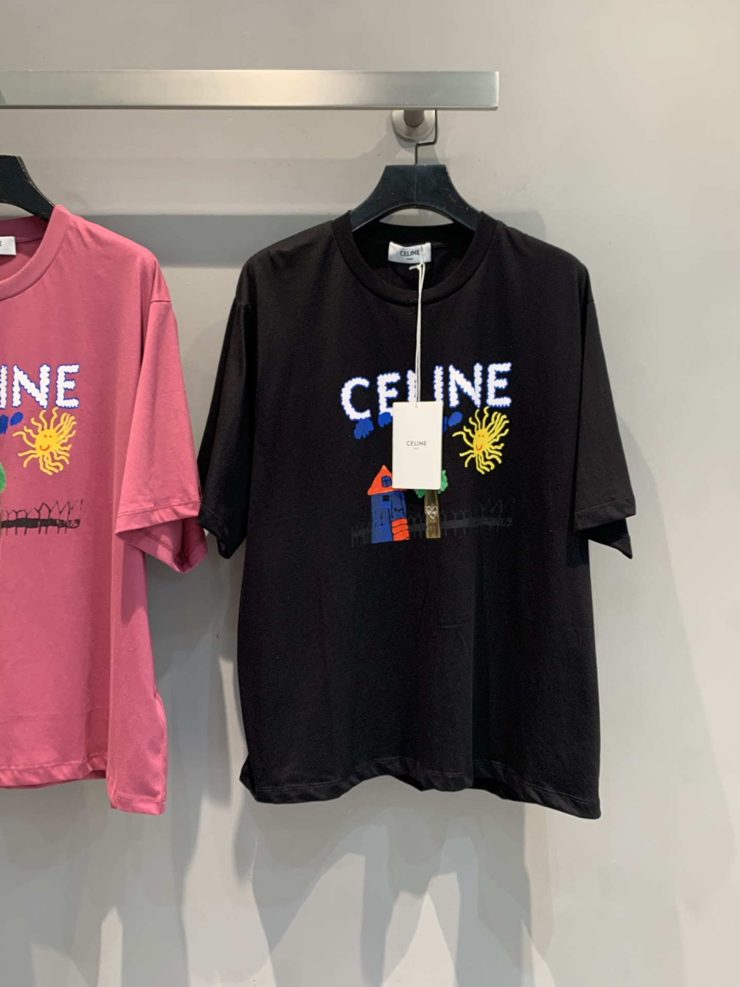 NO:446455,New style is shipped. Original development Celin* Spring and summer new children's funny letters printed short-sleeved T-shirt. Handwritten letters + hand-painted small houses and sun patterns, like an illustrator's mind is penetrated, easily grasping the relaxation~ Pink style is sweet and cool and gentle, the color collision is super atmosphere, everyday outing and vacation wear is amazing, fashionable and effortless fabric is comfortable to be wrapped in clouds, casual and high-end, wearing it is the most beautiful literary cub on the street, whoever wears it falls in love with it, fashion and innocence are perfectly integrated, you must buy it. SML, celine, T-shirt, tees, t-shirt, alexander wang19860909新款出货啦 原版开发 Celin*春夏新款童趣风字母印花短袖T恤.手写体字母+手绘小房子、太阳图案,像把插画师的脑洞穿在了身上,轻松拿捏松弛感～ 粉色款甜酷又温柔,色彩碰撞超有氛围,日常出街、度假穿都很绝,时髦不费力面料舒适到像被云朵裹住,随性又高级,穿上就是街头最靓的文艺崽,谁穿谁爱上,时尚与童真的完美融合,必须入手.码数SML,,celine,T-shirt,tees，t-shirt,alexander wang,Women's clothing