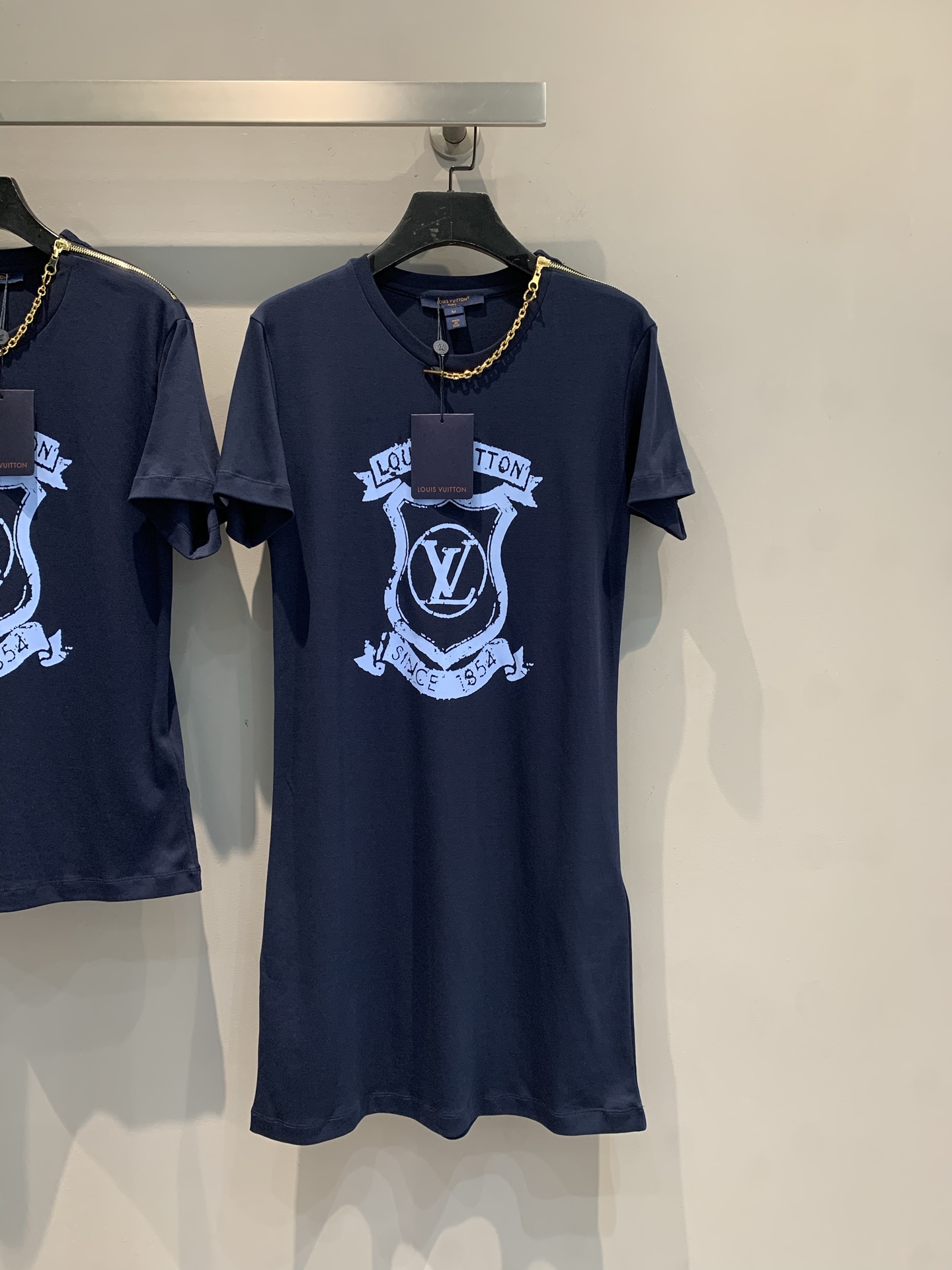 NO:444650,New model is shipped, original development Ljia 2025 summer new retro shield pattern chain short-sleeved dress. It uses 100% pure cotton fabric, which is skin-friendly and comfortable and has good breathability. Classic shield printing + texture hidden blue, simple and luxurious aura, the slack feels hard to hold on everyday and go on, and it is excellent with white shoes and sandals. When you walk on the street, you are chased and asked. The noble feeling cannot be hidden~ SML,, louis vuitton, sandals, skirts, T-shirt, alexander wang19860909新款出货啦 原版开发 L家2025夏季新款复古盾牌图案链条短袖连衣裙.采用百分百纯棉面料,亲肤舒适,透气性佳.经典盾牌印花+ 质感藏蓝,简约又自带高奢气场,松弛感狠狠拿捏日常套上就走,配小白鞋、凉鞋都绝,走在街上被追着问 贵气感藏都藏不住～码数SML,,louis vuitton,sandals,skirts,T-shirt,alexander wang,Women's clothing