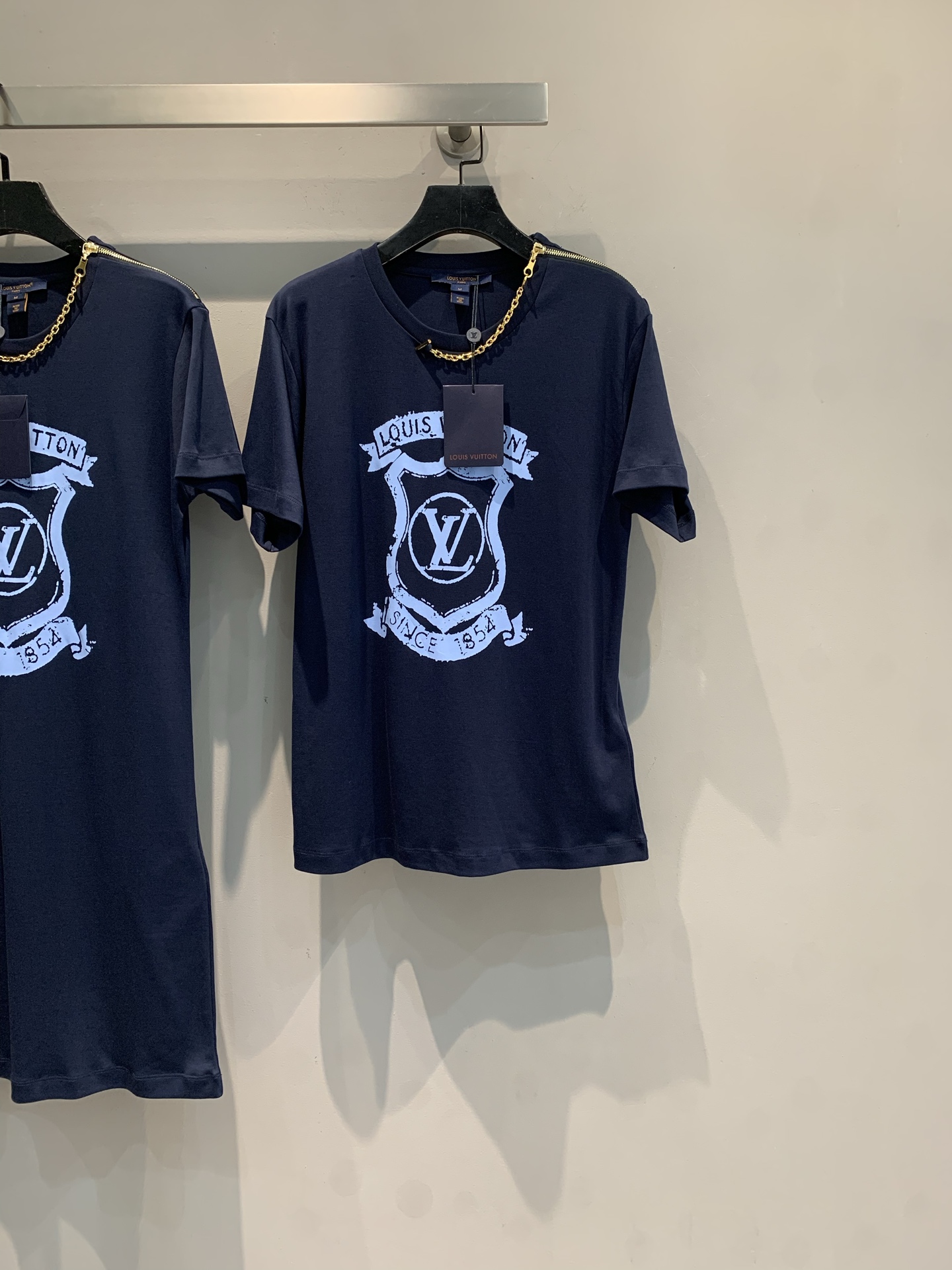 NO:444644,New model is shipped. Original development. Ljia 2025 summer new retro shield pattern chain short-sleeved T-shirt. It uses 100% pure cotton fabric, which is skin-friendly and comfortable and has good breathability. Classic shield printing + texture hidden blue, simple and luxurious aura, and the slack feels hard to hold on everyday and walk on, with jeans and skirts. When you walk on the street, you are chased and asked. The noble feeling cannot be hidden~ SML,, louis vuitton, skirts, jeans, T-shirt, tees, t-shirt, alexander wang19860909新款出货啦 原版开发 L家2025夏季新款复古盾牌图案链条短袖T恤.采用百分百纯棉面料,亲肤舒适,透气性佳.经典盾牌印花+ 质感藏蓝,简约又自带高奢气场,松弛感狠狠拿捏日常套上就走,配牛仔裤、半裙都绝,走在街上被追着问 贵气感藏都藏不住～码数SML,,louis vuitton,skirts,jeans,T-shirt,tees，t-shirt,alexander wang,Women's clothing