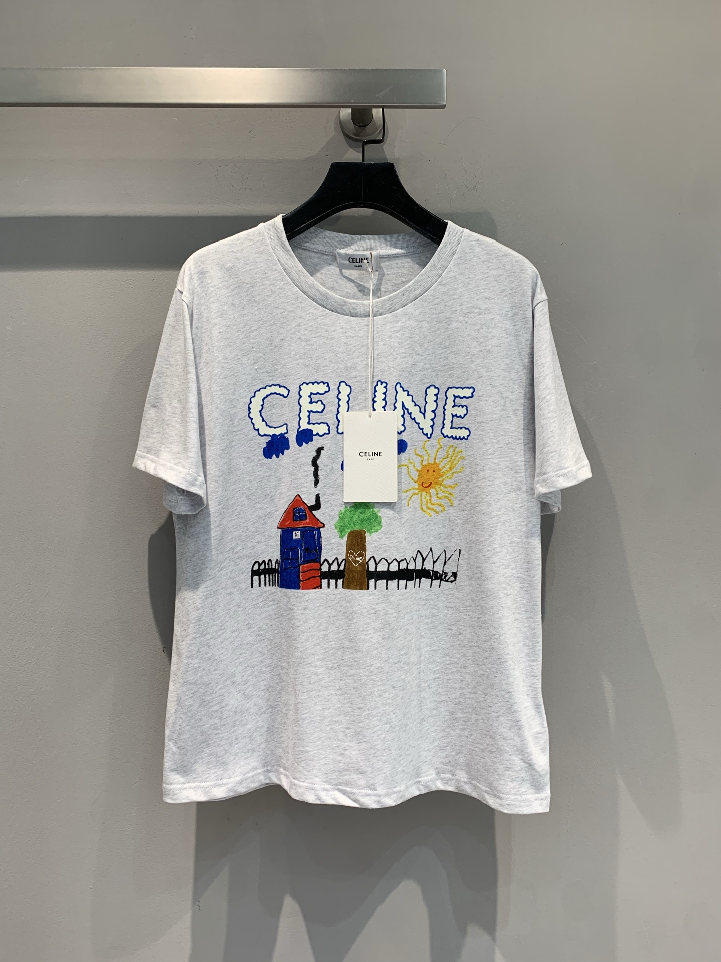 NO:446440,New style is shipped. Original development Celin* Spring and summer new children's funny letter printed short-sleeved T-shirt. Handwritten letters + hand-painted small houses and sun patterns, like an illustrator's mind is penetrated, easily grasping the relaxation~ Pink style is sweet and cool and gentle, the color collision is super atmosphere, everyday outing and vacation wear is amazing, fashionable and effortless fabric is comfortable to be wrapped in clouds, casual and high-end, wearing it is the most beautiful literary cub on the street, whoever wears it falls in love with it, fashion and innocence are perfectly integrated, you must buy it. SML, celine, T-shirt, tees, t-shirt, alexander wang19860909新款出货啦 原版开发 Celin*春夏新款童趣风字母印花短袖T恤.手写体字母+手绘小房子、太阳图案,像把插画师的脑洞穿在了身上,轻松拿捏松弛感～ 粉色款甜酷又温柔,色彩碰撞超有氛围,日常出街、度假穿都很绝,时髦不费力面料舒适到像被云朵裹住,随性又高级,穿上就是街头最靓的文艺崽,谁穿谁爱上,时尚与童真的完美融合,必须入手.码数SML,,celine,T-shirt,tees，t-shirt,alexander wang,Women's clothing