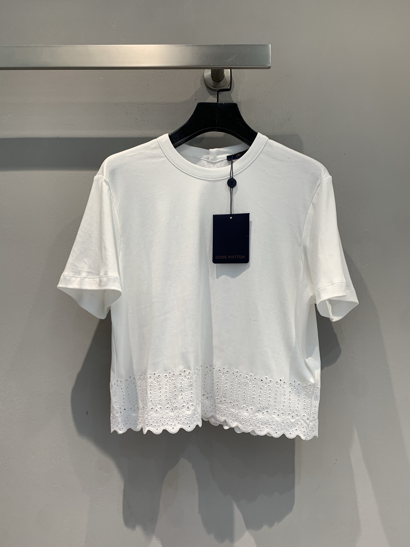 NO:445638,New models are shipped. Original development. Ljia's new embroidered lace round neck short-sleeved T-shirt in summer. Simple basic style + lace lace on the hem, exquisite and slack, short cut is super proportional, and it is extremely soft and skin-friendly. It is soft and skin-friendly. It is very comfortable to wear with close body~ It seems simple but is full of tricks. It is suitable for daily wear when you put it on, and it is suitable for commuting/shopping/dating. The 'lazy dressing' ceiling, a universal item that is a must-have for fashionable essence. SML,, louis vuitton, skirts, T-shirt, tees, t-shirt, alexander wang19860909新款出货啦 原版开发 L家2025夏季新款刺绣蕾丝花边圆领短袖T恤.简约基础款+下摆蕾丝花边,精致又松弛,短款剪裁超显比例,搭高腰裤/半裙都绝绝子 面料软糯亲肤,贴身穿超舒服～看似简单却藏满小心机,日常套上就出门,通勤/逛街/约会都适配,“偷懒式穿搭”天花板,时髦精必入的万能单品.码数SML,,louis vuitton,skirts,T-shirt,tees，t-shirt,alexander wang,Women's clothing