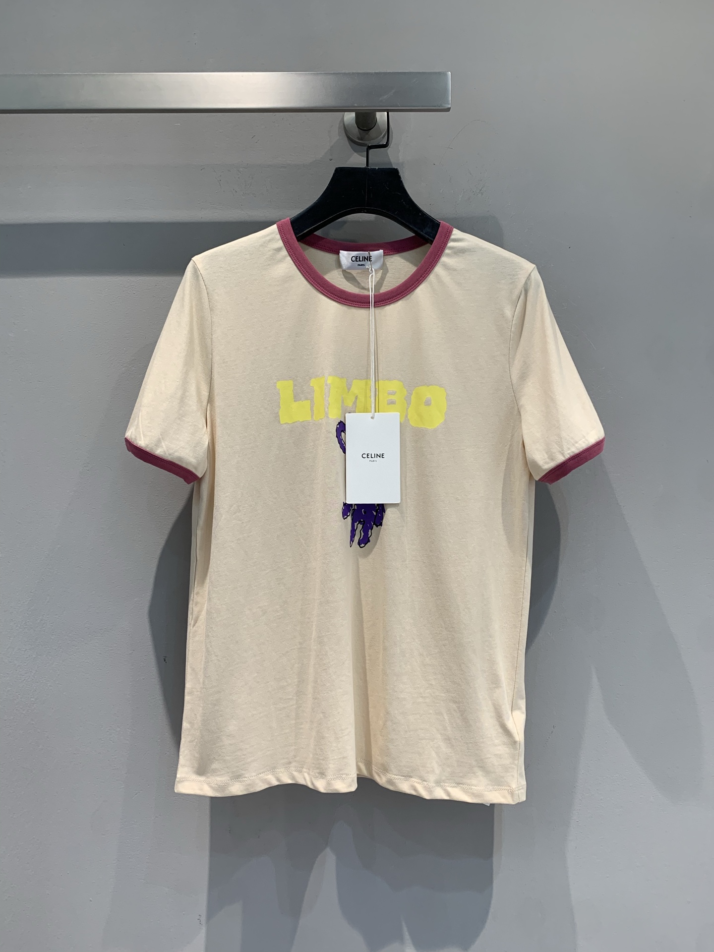 NO:446496,New model is shipped. Original development Celin* Spring and summer new contrasting edge rabbit print T-shirt. Milk background + pink and purple contrasting edge, retro and playful. Bright 'LIMBO' letters + funny purple rabbit print, full of childlike fun, easy to reduce age when wearing every day, instantly become fashionable and sweet and cool when going out. The fabric is soft and super skin-friendly, lazy and stylish. Whether paired with shorts, skirts or jeans, it can unlock the slack and high-end feeling with one click. The cute bomb that fashionable essence must be bought is the most beautiful baby on the street. Quick pick. SML, celine, skirts, shorts, jeans, tees, t-shirt, alexander wang19860909新款出货啦 原版开发 Celin*春夏新款撞色边兔子印花T恤.奶呼呼底色+粉紫撞色边,复古又俏皮 亮眼 “LIMBO” 字母+搞怪紫兔子印花,童趣感拉满,日常穿轻松减龄,出街秒变时髦甜酷崽～面料软乎乎超亲肤,慵懒又有范儿,不管搭短裤、半裙还是牛仔裤,都能一键解锁松弛高级感 时髦精必入的可爱炸弹,穿上就是街头最靓的崽,速速pick.码数SML,,celine,skirts,shorts,jeans,tees，t-shirt,alexander wang,Women's clothing