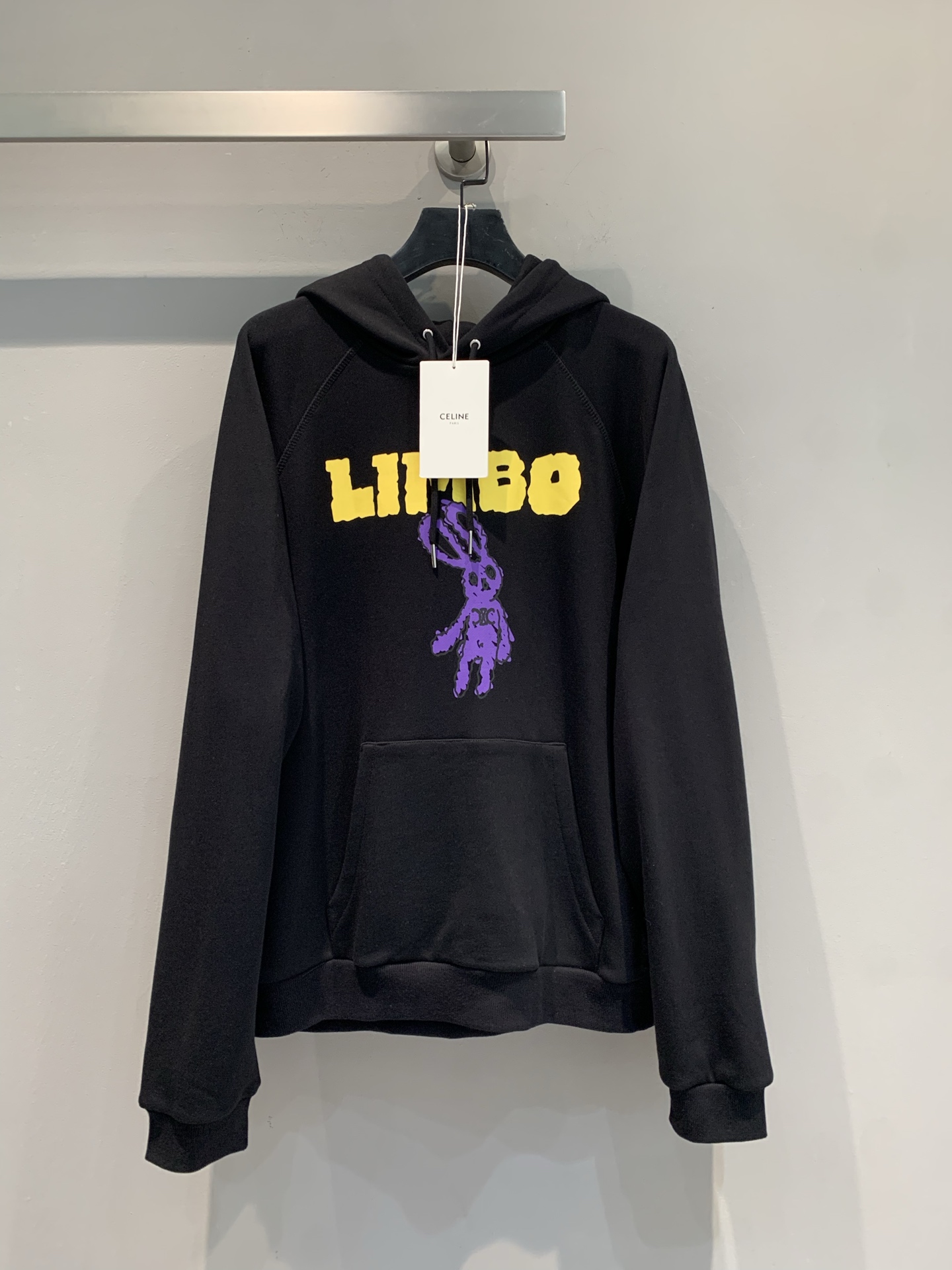 NO:446488,New style is shipped. Original development Celin* early autumn new children's fun style rabbit letter logo hooded sweatshirt. Classic black base, bright yellow 'LIMBO' letters are super eye-catching, paired with funny purple rabbit prints, and the childlike fun is hidden in the darkness. The street feels full without losing the playful hooded design + loose style, lazy and hidden meat. The daily jeans and sports pants are all explosive. The fabric is soft and skin-friendly, and the comfort is directly full. Whether it is trendy people going out on the street, commuting on daily basis, or wanting to create a slack outfit, this sweatshirt can be controlled with one click!  Treasure items that must be bought in fashion. SML, celine, hoodie, sweatshirts, jeans, hats, alexander wang19860909新款出货啦 原版开发 Celin*早秋新款童趣风兔子字母logo连帽卫衣.经典黑色打底,亮黄色 “LIMBO” 字母超吸睛,搭配搞怪紫兔子印花,暗黑中藏着童趣,街头感拉满又不失俏皮连帽设计+宽松版型,慵懒又藏肉,日常配牛仔裤、运动裤都炸场,面料软糯亲肤,舒适度直接拉满不管是潮人出街、日常通勤,还是想打造松弛感穿搭,这件卫衣都能一键拿捏！时髦精必入的宝藏单品.码数SML,,celine,hoodie,sweatshirts,jeans,hats,alexander wang,Women's clothing