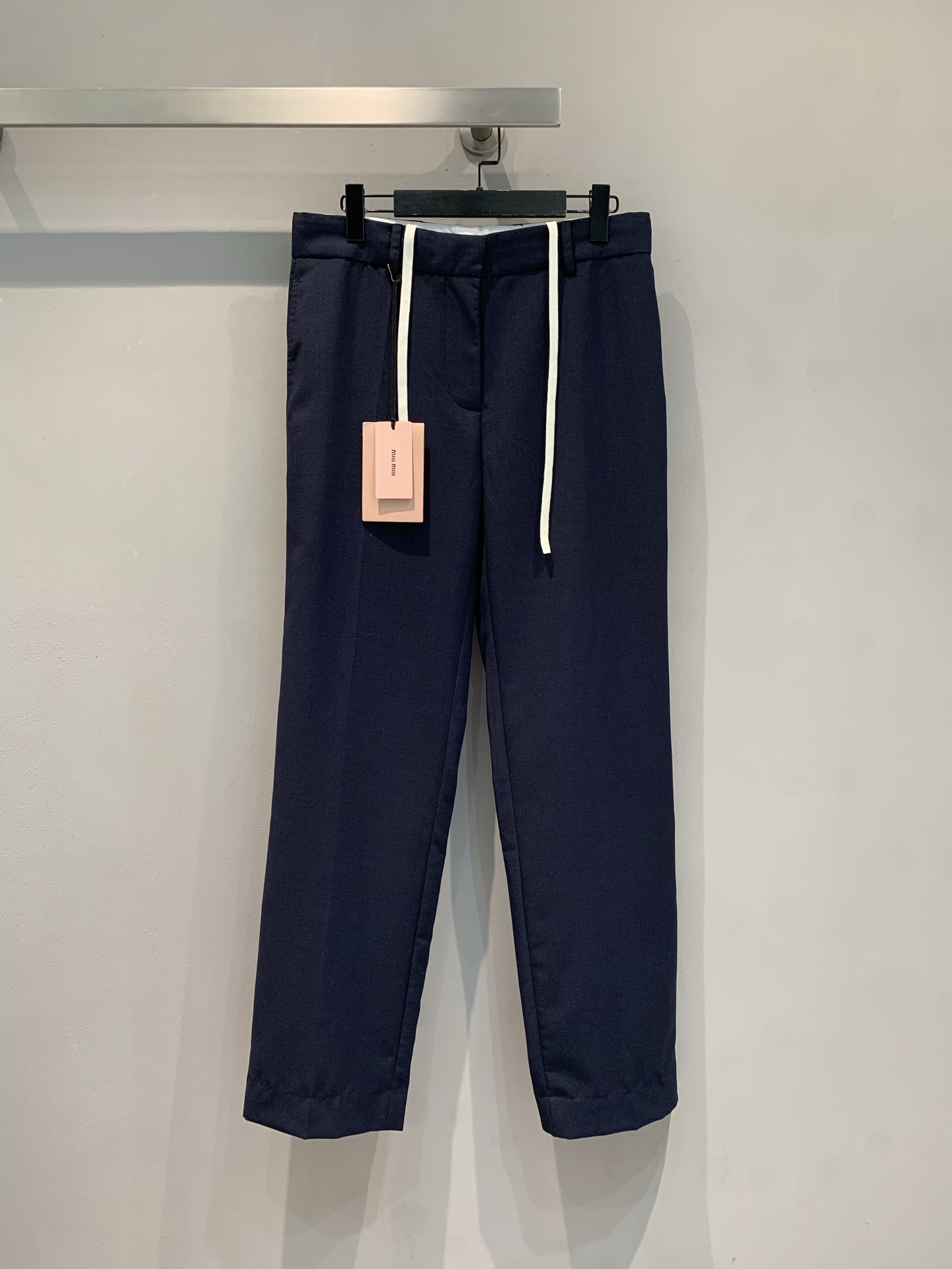 NO:451877,New models are shipped. Original development. Miumi*2025 early autumn new retro drawstring tied straight trousers. It uses mohair wool blended fabric, with delicate texture and crisp style. The 'Ambient King' in the drawstring trousers industry. The navy blue color scheme has a high-end feeling, and the draped fabric controls the neatness and slackness. Once the drawstring is pulled at the waist, it is full of laziness. The commuter shirt is capable and neat, and the daily T-shirt becomes a slack trendy person in seconds. A pair of pants revitalizes the entire wardrobe!  SML, miumiu,shirts,tees,t-shirt,alexander wang19860909新款出货啦 原版开发 Miumi*2025早秋新款复古抽绳系带直筒西裤.采用马海毛绵羊毛混纺面料,质感细腻,版型挺括.抽绳西裤界“氛围王” 藏蓝配色自带高级感,垂坠面料把利落和松弛感全拿捏~腰头抽绳一拉,慵懒感拉满 通勤搭衬衫干练利落,日常配T恤秒变松弛潮人,一条裤子盘活整个衣柜！码数SML,,miumiu,shirts,tees，t-shirt,alexander wang,Women's clothing