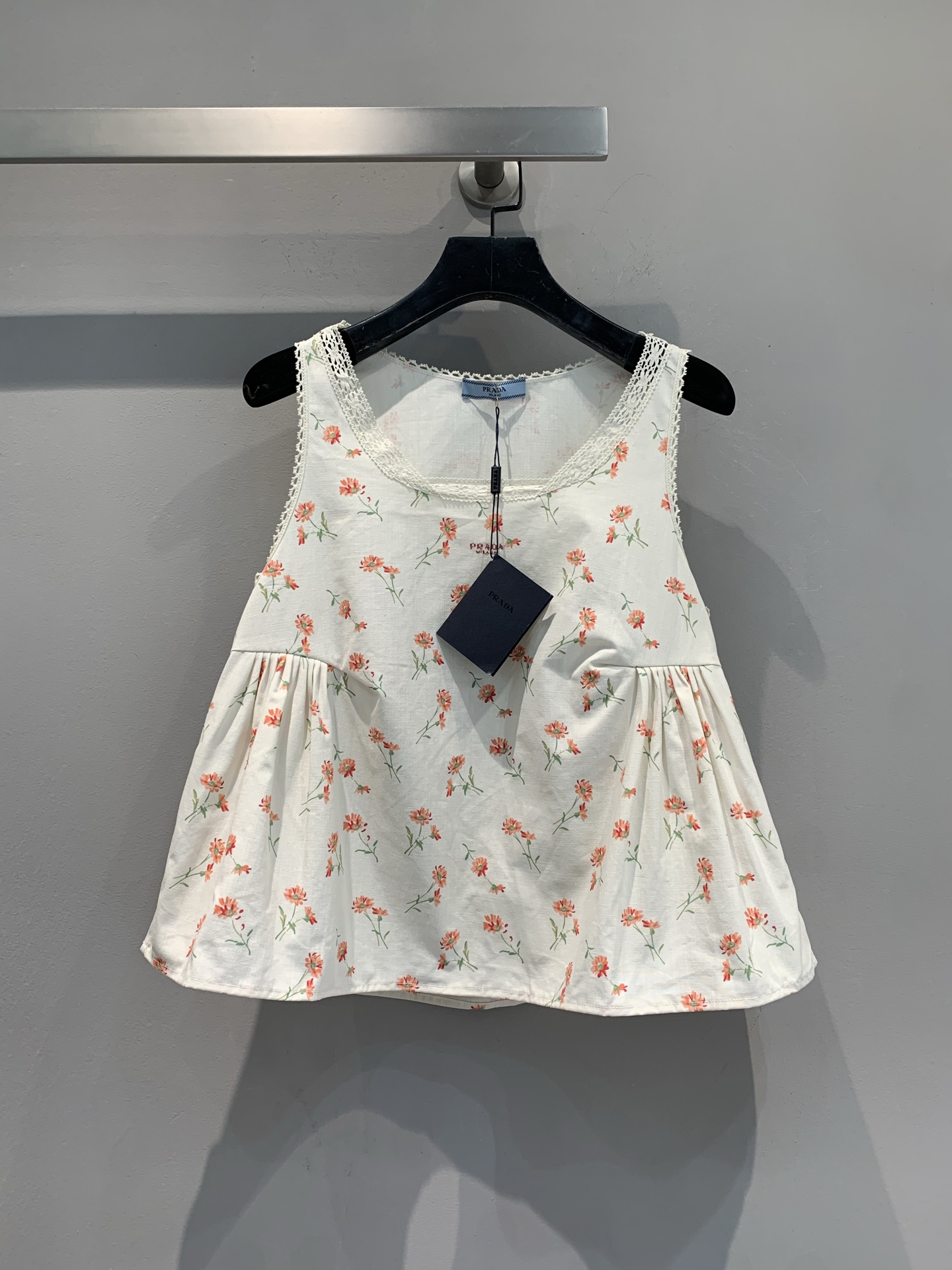 NO:444610,The new model is shipped. Original development. Prad*2025 spring and summer new lace collar floral sleeveless top, which fills the summer freshness. The lace spliced ​​neckline is exquisite and gentle, full of small flowers, romantic and playful, and the loose skirt hides casual and relaxed~ Wear with shorts or layered cardigans, easily grasp the French girlish feeling. When you wear it, it looks like wearing a garden on your body. Whoever wears it is the freshness of the world. SML, prada, skirts, shorts, alexander wang19860909新款出货啦 原版开发 Prad*2025春夏新款花边领碎花无袖上衣,把夏日清新感拉满 蕾丝拼接领口精致又温柔,满印小花浪漫俏皮,宽松裙摆藏着随性松弛~ 单穿配短裤,或是叠穿小开衫,轻松拿捏法式少女感,穿上像把花园穿在身上,谁穿谁是人间小清新码数SML,,prada,skirts,shorts,alexander wang,Women's clothing