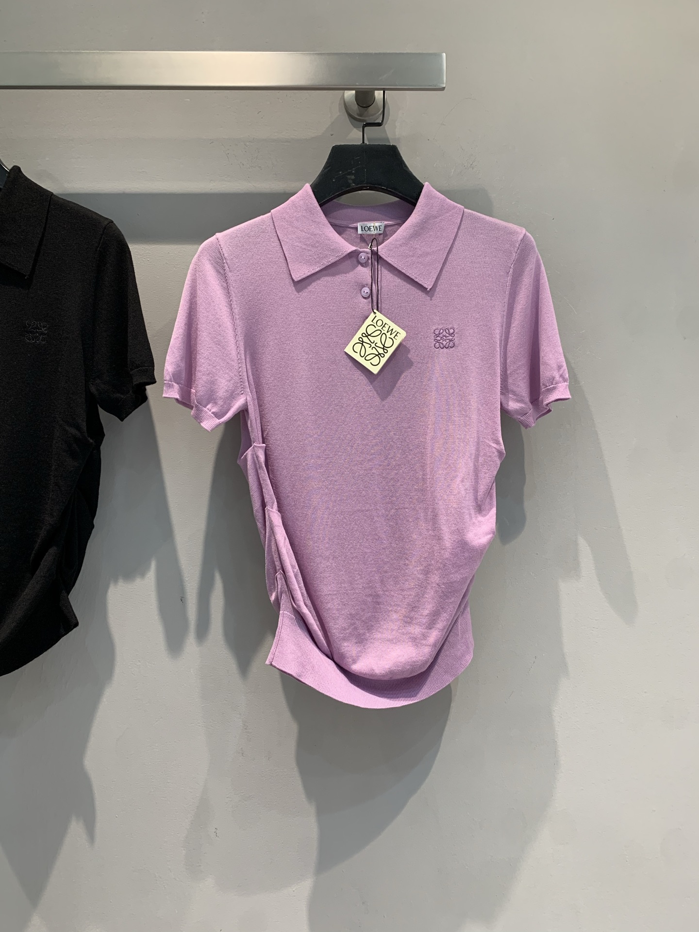 NO:444593,New model is shipped. Original development. Loew-*2025 early autumn new irregular knitted Polo shirt. Taro purple has a relaxed feeling, simple and stylish. Classic small lapel + brand iconic embroidery, daily commuting or leisure outing, easy to grasp the high-end atmosphere, suitable for a variety of occasions, fashionable and exquisite must-have items~ SML, loewe, alexander wang19860909新款出货啦 原版开发 Loew-*2025早秋新款不规则针织Polo衫,香芋紫自带松弛感,简约不失格调.经典小翻领 + 品牌标志性刺绣,日常通勤或休闲出街,轻松拿捏高级氛围感,适配多种场合,时髦精必入单品~码数SML,,loewe,alexander wang,Women's clothing