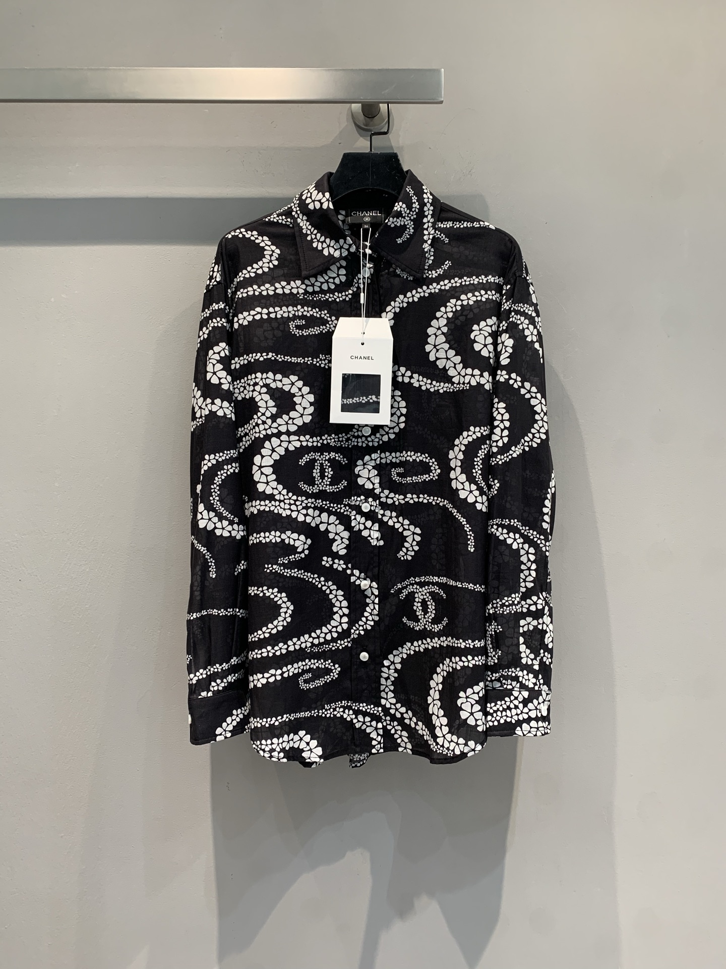 NO:448788,New models are shipped. Original development. C home 2025 early autumn new retro fashionable double C full-print shirt. Classic double C wraps around romantic petal lines, the minimalist collision between black and white hides a timeless high-end, and the loose silhouette is suitable for a variety of styles. Single wear is lazy and relaxed, and it is layered into a fashionable inner layer. A shirt can wear Chanel's classic genes and can also contain your unique taste. Number 36 38 40, chanel, chanel, shirts, alexander wang19860909新款出货啦 原版开发 C家2025早秋新款复古时髦双C满印衬衫.经典双C 缠绕浪漫花瓣线条,黑与白的极简碰撞,藏着永不过时的高级,宽松廓形适配多元风格.单穿是慵懒松弛感,叠穿作时髦内搭.一件衬衫,穿得出香奈儿的经典基因,也能装下你的独特品味.码数36 38 40,,chanel,chanel,shirts,alexander wang,Women's clothing