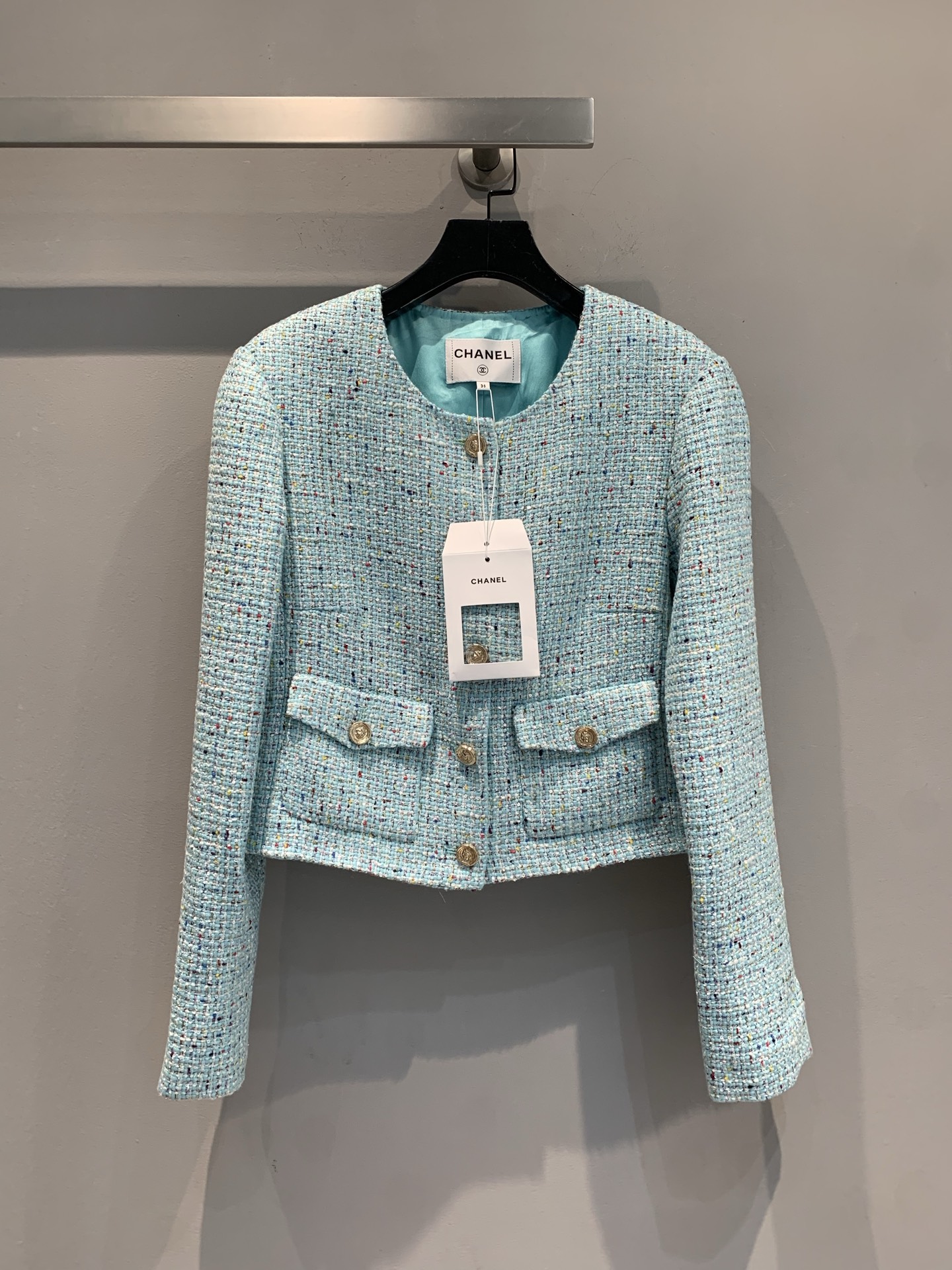 NO:448793,New model is shipped. Original development. C home 2025 early autumn new mint green woven tweed short jacket. It is woven with macaron mint blue, classic round neck + gold buckle, reshapes the elegance that never goes out of date. Short cut, lengthening the body proportional lining 100% mulberry silk fabric. Wear it, wear the lazy and exquisiteness of the left bank of Paris into daily scenery 36 38 40, chanel, jackets & coats, alexander wang19860909新款出货啦 原版开发 C家2025早秋新款薄荷绿彩织粗花呢短外套.采用马卡龙薄荷蓝编织,经典圆领+金扣,重塑永不过时的优雅,短款剪裁,拉长身形比例内衬百分百桑蚕丝面料.穿上它,把巴黎左岸的慵懒与精致穿成日常风景码数36 38 40,,chanel,jackets & coats,alexander wang,Women's clothing