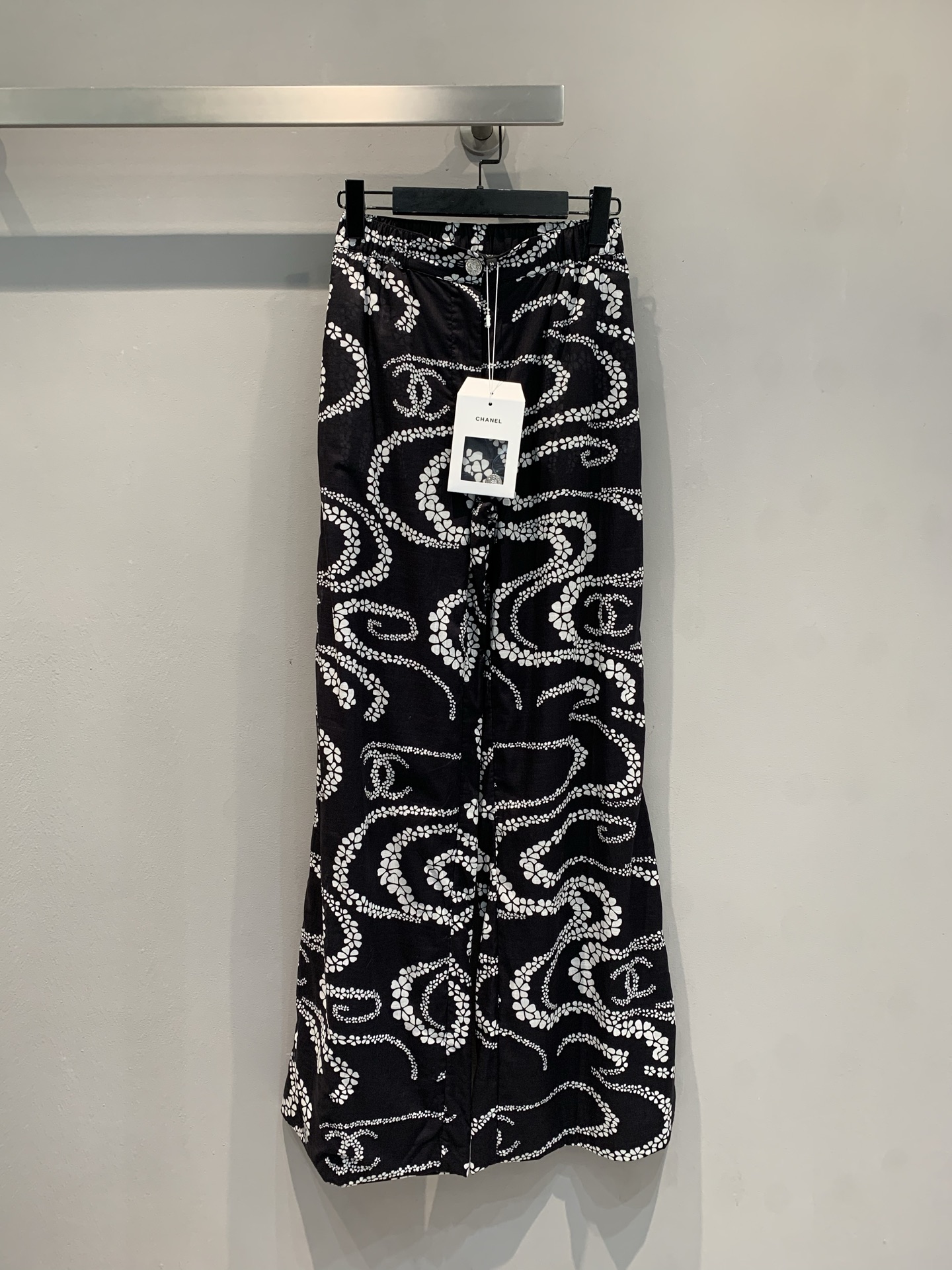 NO:448796,New model is shipped. Original development. C home 2025 early autumn new dark double C printed wide-leg pants. Classic black and white color scheme, with high-end filters, and wrap-around printing design. It looks like wearing art on the legs. Loose wide-leg tailoring, hiding flesh and long legs, walking with a slack feeling, whoever wears it is Chanel in the world~ Wear a short top to reveal your waist, and pulling your sister's aura to fill it; with a simple white T, it instantly becomes a relaxed beauty. The 'universal god pants' missing in the fashionable wardrobe 36 38 40, chanel, chanel, alexander wang19860909新款出货啦 原版开发 C家2025早秋新款暗黑系双C印花阔腿裤.经典黑白配色,自带高级滤镜, 缠绕的印花设计,像把艺术穿在了腿上, 宽松阔腿剪裁,藏肉又显腿长, 走路带风的松弛感,谁穿谁是人间香奈儿~搭短上衣露腰,拽姐气场拉满；配简约白T,又秒变松弛感美人 时髦精衣柜里缺的那条「万能神裤」码数36 38 40,,chanel,chanel,alexander wang,Women's clothing