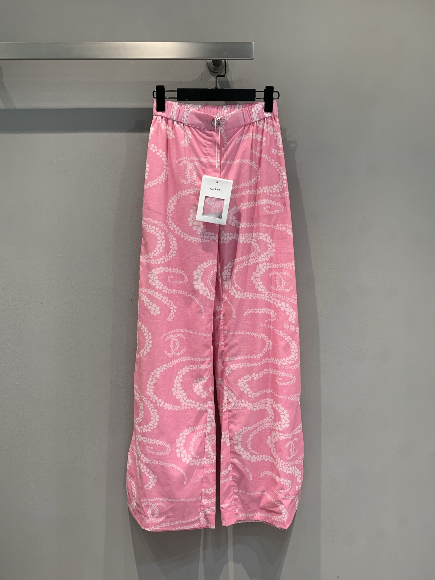 NO:448776,New model is shipped, original development C home 2025 early autumn new sweet style double C printed wide-leg pants. Pink + classic double C print, sweet and expensive, loose and wide legs hide flesh to show long legs, and a relaxed feeling when walking, wear a small shirt and a short top in summer to easily grasp French fashion. A must-have for fashionable style, click me to lock in this heartbeat number; 36 38 40, chanel, alexander wang19860909新款出货啦 原版开发 C家2025早秋新款甜美风双C印花阔腿裤.粉调+经典双C印花,又甜又贵气宽松阔腿藏肉显腿长,走路带风的松弛感,夏天搭小衫、短上衣,轻松拿捏法式时髦.时髦精必备,戳我锁定这份心动码数；36 38 40,,chanel,alexander wang,Women's clothing