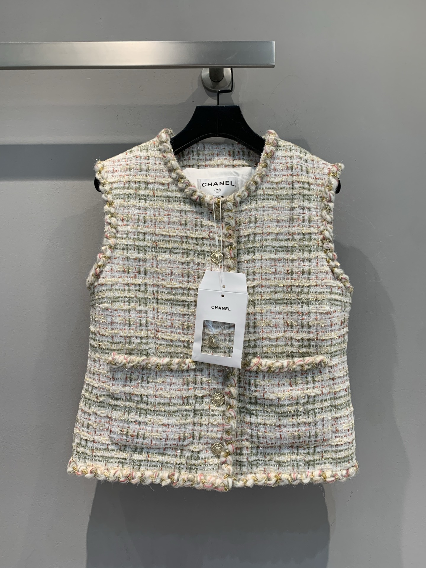 NO:448809,New model is shipped. Original development. C home 2025 early autumn new retro fashionable woven lace thick tweed vest, classic tweed knitted color matching, gentle and high-end, sleeveless design is fashionable and easy to match, exquisite small gold buckle + rough details, a perfect synonym for French elegance. When worn, it turns into a chaebol daughter, full of nobleness. Number of codes 36 38 40, chanel, alexander wang19860909新款出货啦 原版开发 C家2025早秋新款复古时髦编织花边粗花呢马甲,经典粗花呢编织,配色温柔又高级,无袖设计时髦又好搭,精致小金扣+毛边细节,妥妥的法式优雅代名词 穿上瞬间变身财阀千金,贵气感拉满.码数36 38 40,,chanel,alexander wang,Women's clothing