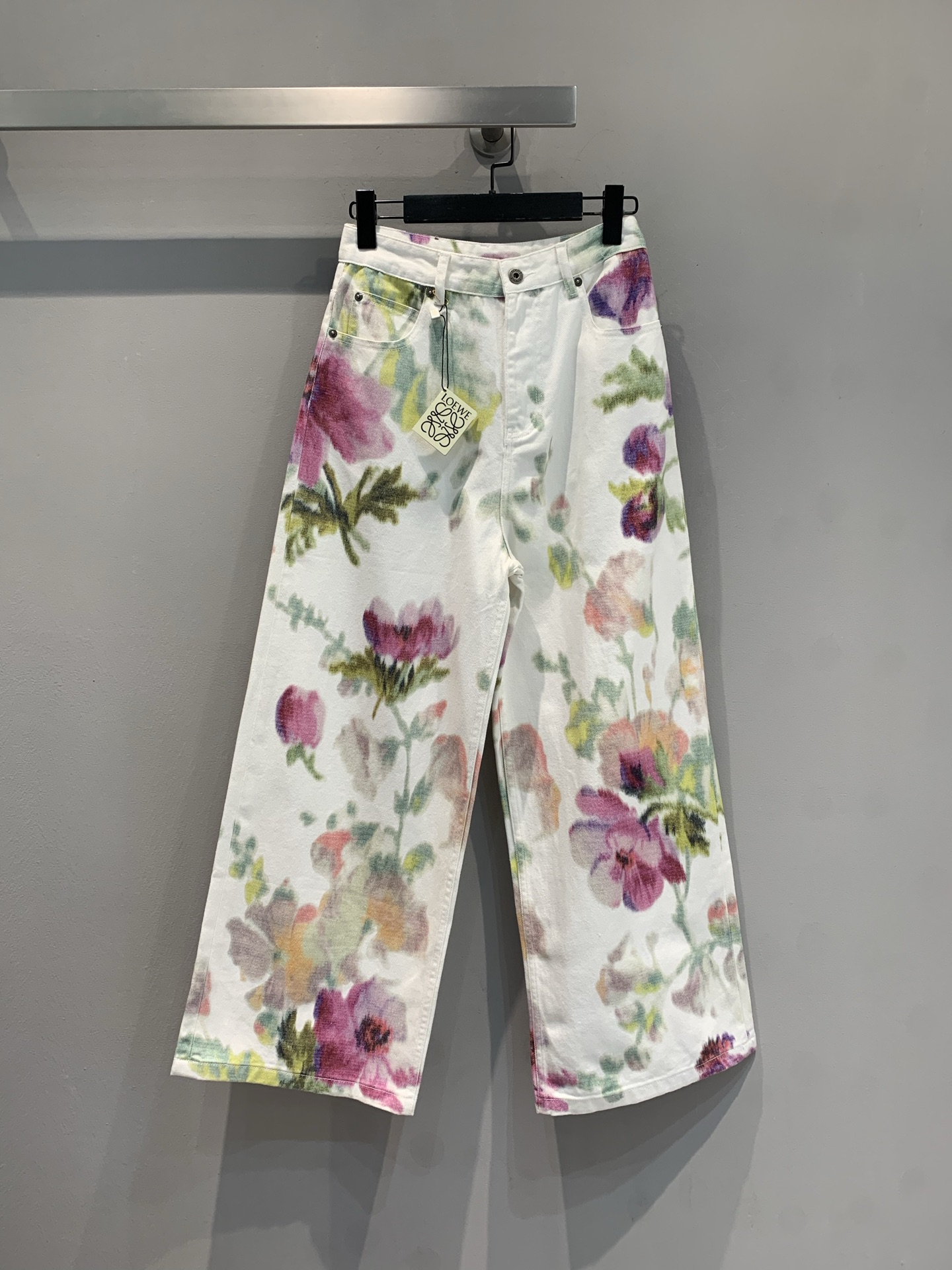 NO:448817,New style is shipped, original development Loew*2025 early autumn new fashionable retro floral wide-leg jeans. Watercolor flowers cover the pants, fresh and romantic~ The loose style hides the flesh and makes you look slim, and the walking style is super stylish. Wear a simple short top, unlocking a relaxed outfit with one click. Whoever wears it is the atmosphere is the beauty. SML, loewe, jeans, alexander wang19860909新款出货啦 原版开发 Loew*2025早秋新款时髦复古花卉阔腿牛仔裤.水彩感花卉铺满裤身,清新又浪漫~宽松版型藏肉显瘦,走路带风超有范儿,搭简约短上衣,一键解锁松弛感穿搭,谁穿谁是氛围感美女码数SML,,loewe,jeans,alexander wang,Women's clothing