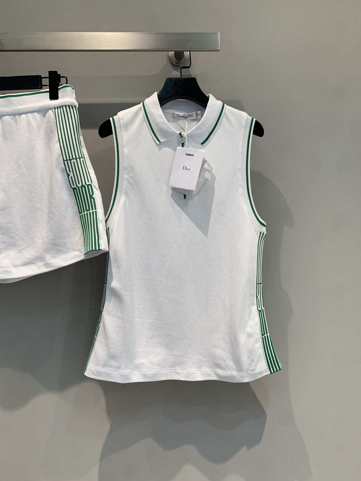 NO:455445,New model shipped M Original development CD2025 spring and summer new sports style blue webbing polo collar sleeveless vest. D neatly tailored + contrasting green edges, hiding French slackness, Polo collar comes with retro filter, single wear with shorts refreshing out the street, layered shirts/sun protection clothes become fashionable in seconds. Number of 36 38 40,, shorts, shirts, alexander wang19860909新款出货啦M 原版开发 CD2025春夏新款运动风蓝边织带polo领无袖背心.D利落剪裁+撞色绿边,藏着法式松弛感, Polo领自带复古滤镜,单穿配短裤清爽出街,叠穿衬衫/防晒衣秒变时髦精.码数36 38 40,,shorts,shirts,alexander wang,Women's clothing