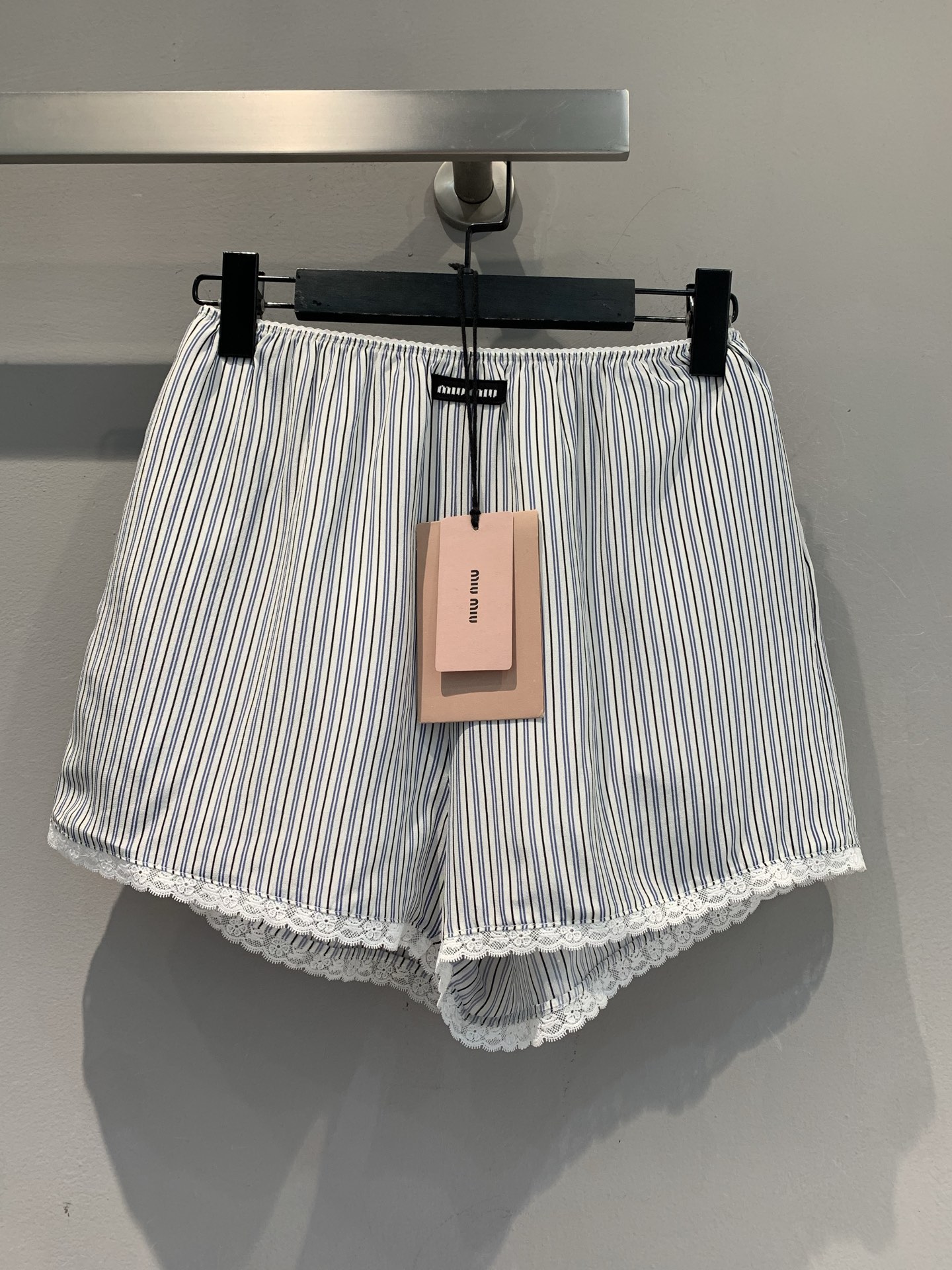 NO:450604,New model is shipped. Original development. Miumi*2025 spring and summer new lace lace vertical striped silk shorts. It uses 100% mulberry silk fabric, with delicate texture, skin-friendly and breathable. Fresh blue and white stripes + gentle lace lace, with sweet girl filter, pure desire to pull, elastic waist design, comfortable MAX. Home lazy/outdoor wear sweet and cool tops are superb. Wear it instantly and becomes a rich girl with a fashionable look. SML, miumiu, shorts, real silk, alexander wang19860909新款出货啦 原版开发 Miumi*2025春夏新款蕾丝花边竖条纹真丝短裤.采用百分百桑蚕丝面料,质感细腻,亲肤透气.清新蓝白条纹+温柔蕾丝花边,自带甜妹滤镜 纯欲感拉满,松紧腰设计 舒适度MAX.居家慵懒/外穿搭甜酷上衣都超绝,穿上秒变富家千金既视感时髦精必备.码数SML,,miumiu,shorts,real silk,alexander wang,Women's clothing