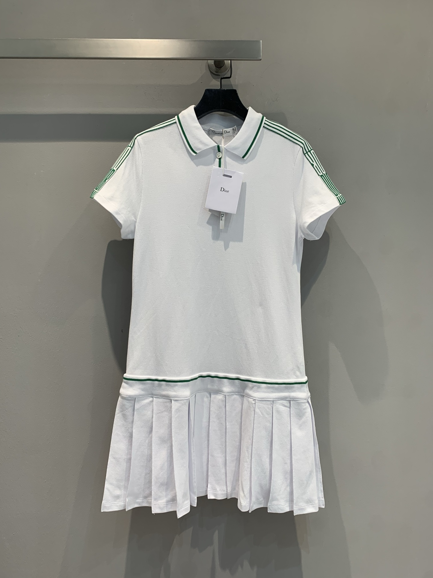 NO:455450,New model shipped M Original development CD2025 spring and summer new sporty blue-edged webbing polo collar short-sleeved dress. Polo collar + green-edged contrasting color, comes with French slack filter, pleated skirt hides the girl's heart, full of sporty and elegant sense, suitable for daily street outing and light sports, directly transform into a 'fashionable tennis girl', yards 36 38 40, skirts, T-shirt, alexander wang19860909新款出货啦M 原版开发 CD2025春夏新款运动风蓝边织带polo领短袖连衣裙.Polo领+绿边撞色,自带法式松弛滤镜, 百褶裙摆藏着少女心,运动感与优雅感拉满,日常出街、轻运动都适配,穿上直接变身“时髦网球少女”,码数36 38 40,,skirts,T-shirt,alexander wang,Women's clothing