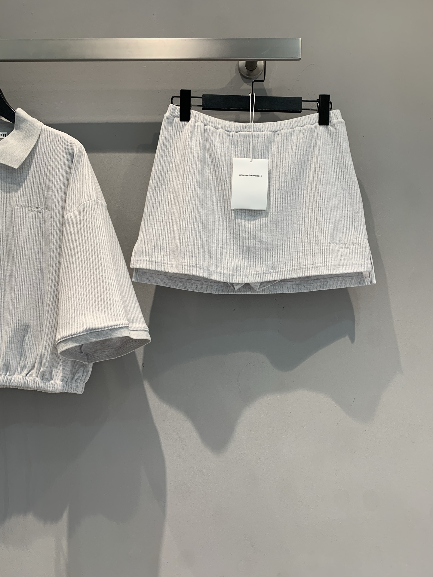 NO:454837,New skirts are shipped. Original development. AW2025 spring and summer new sports style letter embroidered polo set, short top + drawstring design, hide the meat in one second to show the proportion. Polo collar comes with a college-style filter, simple and high-end. It is paired with skirts/shorts in the same series, and is suitable for daily street travel, sports and fitness. A set unlocks lazy and fashionable. Whoever wears it is the 'cold and rich flower in the world' code SML, skirts, shorts, alexander wang19860909半裙新款出货啦 原版开发 AW2025春夏新款运动风字母刺绣polo套装,短款上衣+抽绳设计,一秒藏肉显比例,Polo领自带学院风滤镜,简约又高级, 搭同系列半裙/短裤,日常出街、运动健身都适配,一套解锁慵懒时髦,谁穿谁是“人间清冷富贵花”码数SML,,skirts,shorts,alexander wang,Women's clothing