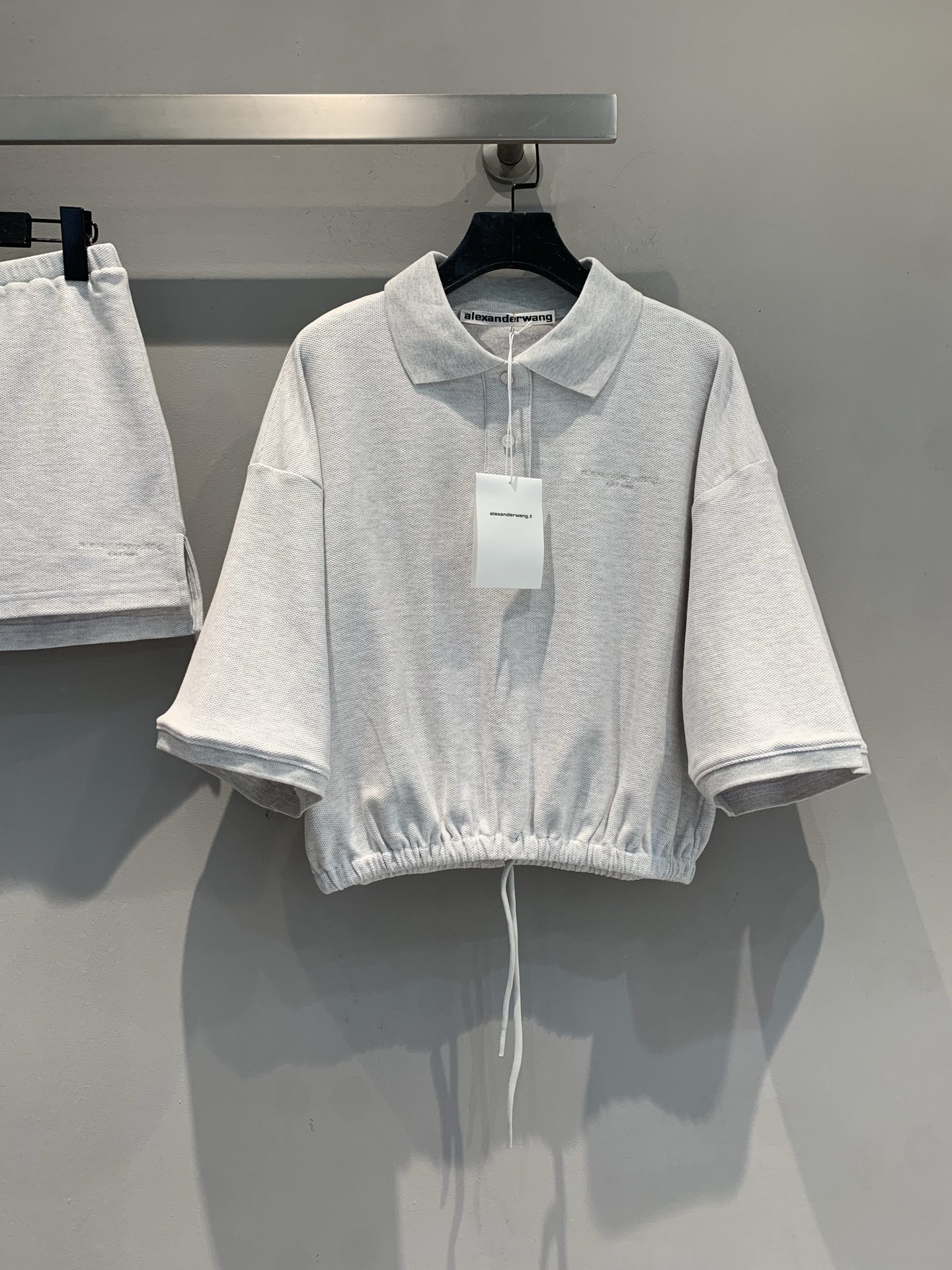 NO:454842,The new tops are shipped, original development AW2025 spring and summer new sports style letter embroidery polo set, short top + drawstring design, one second to hide the meat to show the proportion, Polo collar comes with a college-style filter, simple and high-end, paired with skirts/shorts in the same series, suitable for daily street outings and sports and fitness, a set unlocks lazy and fashionable, whoever wears is the 'cold and rich flower in the world' code SML, skirts, shorts, alexander wang19860909上衣新款出货啦原版开发 AW2025春夏新款运动风字母刺绣polo套装,短款上衣+抽绳设计,一秒藏肉显比例,Polo领自带学院风滤镜,简约又高级, 搭同系列半裙/短裤,日常出街、运动健身都适配,一套解锁慵懒时髦,谁穿谁是“人间清冷富贵花”码数SML,,skirts,shorts,alexander wang,Women's clothing