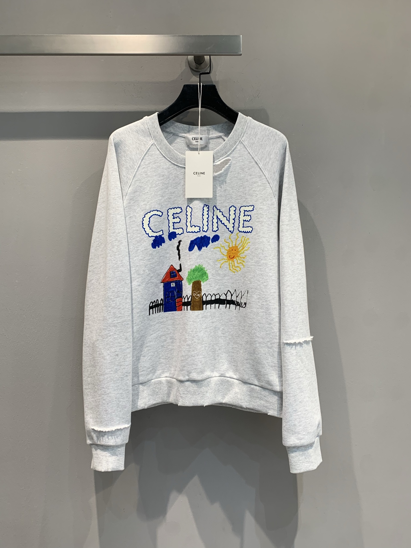 NO:450574,New model is shipped. Original development Celin*2025 early autumn new ripped children's fun graffiti sweatshirt, wear the artistic sense of the body~ classic light gray base, hand-painted style letters collide with small scenes, old-fashioned ripped edge design adds casual sexiness, daily street appearance and citywalk are suitable, easy to grasp the fashionable and relaxed feeling, wear it to interpret the unique CELINE romantic code SML, celine, hoodie, sweatshirts, alexander wang19860909新款出货啦 原版开发 Celin*2025早秋新款破洞童趣涂鸦卫衣,把艺术感穿身上~经典浅灰打底,手绘风字母与小场景碰撞,做旧破边设计添随性感,日常出街、citywalk 都适配,轻松拿捏时髦松弛感,穿它诠释独一份的 CELINE 式浪漫码数SML,,celine,hoodie,sweatshirts,alexander wang,Women's clothing