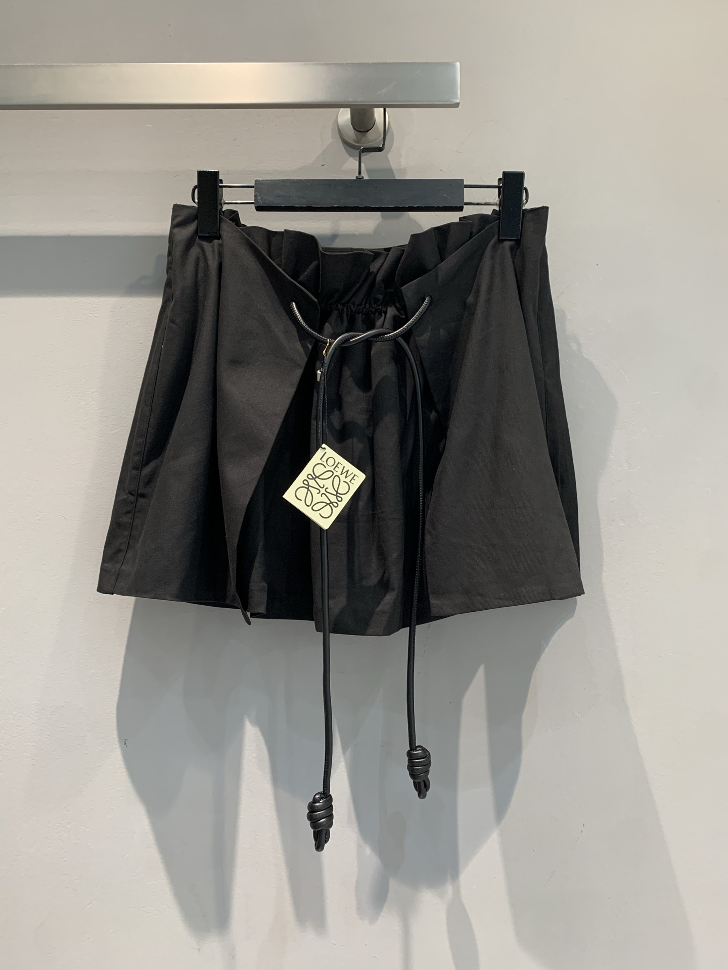 NO:450546,New model is shipped. Original development. Loew*2025 spring and summer new petal waist pleated drawstring skirt. Waist drawstring pleated design, casual and tricky. The fabric is breathable and suitable for daily street wear and vacation. It is very high-end to wear a simple top. Put on the artistic sense of Loew* and easily grasp the lazy and fashionable~ SML, loewe, loewe, skirts, alexander wang19860909新款出货啦 原版开发 Loew*2025春夏新款花瓣腰褶皱抽绳半裙.腰部抽绳褶皱设计,随性又藏小心机 面料透气,日常出街、度假穿都适配,搭简约上衣就很高级,把罗意*的艺术感穿身上,轻松拿捏慵懒时髦～码数SML,,loewe,loewe,skirts,alexander wang,Women's clothing