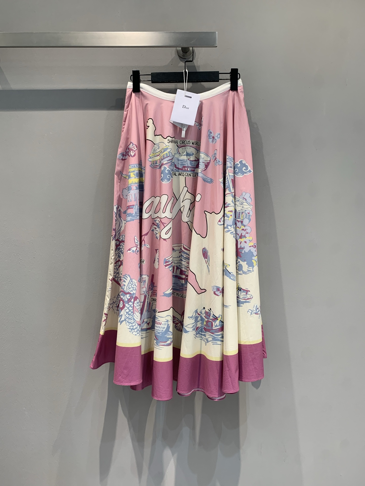 NO:450577,New goods are shipped. Original development CD2025 early autumn limited series children's funny style printed skirt, made of cotton-priced silk-blend fabric, high-quality texture, breathable and skin-friendly. The pink and white main tone is super gentle, with a full range of interesting patterns like hand-painted illustrations, the walking skirt sways, and comes with a vacation atmosphere~ Wear a simple white T- or small fragrant top for easy French elegance, and you will be chased on the street and ask fashionable numbers 36 38 40,, skirts, real silk, alexander wang19860909新货出货啦 原版开发 CD2025早秋限定系列童趣风印花半裙,采用棉价真丝混纺面料,质感高级,透气亲肤. 粉白主调超温柔,满幅趣味图案像手绘插画,行走间裙摆摇曳生姿,自带度假氛围~ 日常搭简约白T 或小香风上衣,轻松拿捏法式优雅,穿上就是街头会被追着问的时髦精码数36 38 40,,skirts,real silk,alexander wang,Women's clothing