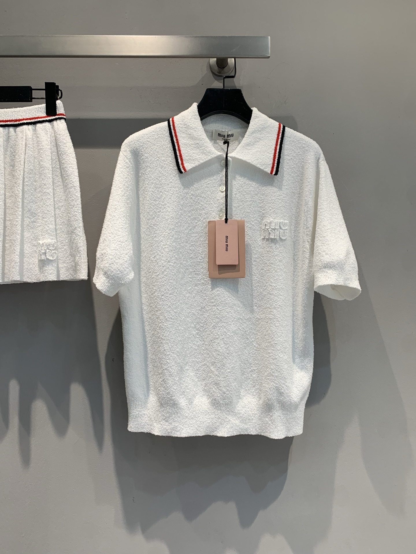 NO:450580,New model is shipped. Original development. Miumi*2025 spring and summer new retro college style polo collar top. Classic POLO collar + contrasting webbing, retro and playful. The circle yarn fabric has a soft and glutinous texture, like wearing clouds with a skirt in the same series. The atmosphere of the campus sweet girl is directly full. Whoever wears the peaches on earth is the world, the fashionable battle robe that kills men and women SML, miumiu, skirts, alexander wang19860909新款出货啦 原版开发 Miumi*2025春夏新款复古学院风polo领上衣.经典 POLO 领 + 撞色织带,复古又俏皮 圈圈纱面料自带软糯肌理,像把云朵穿身上搭配同系列半裙,校园甜妹氛围感直接拉满,谁穿谁是人间水蜜桃,斩男又斩女的时髦战袍码数SML,,miumiu,skirts,alexander wang,Women's clothing