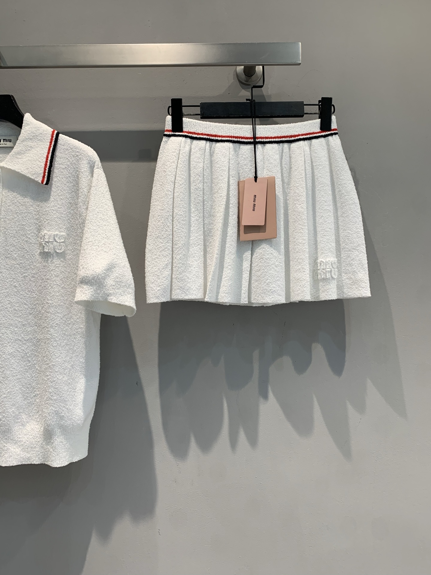 NO:450586,New model is shipped. Original development. Miumi*2025 spring and summer new retro college style elastic waist pleated skirt. The textured fabric comes with a gentle filter. The pleated design sways lightly with the pace. Contrasting color waist + brand embroidery hides clever ideas. It is matched with the same series POLO shirt. One-click unlocks the sense of the heroine of the campus drama, and the youthful and noble feeling is hard to grasp. You can wear it as a focus number when you go out on dates and go out. SML, miumiu, skirts, alexander wang19860909新款出货啦 原版开发 Miumi*2025春夏新款复古学院风松紧腰百褶半裙.肌理感面料自带温柔滤镜,百褶设计随步伐轻摆,撞色腰边+品牌刺绣藏巧思,搭配同系列 POLO 衫,一键解锁校园剧女主既视感,青春贵气感狠狠拿捏,约会、出街都能穿成焦点码数SML,,miumiu,skirts,alexander wang,Women's clothing