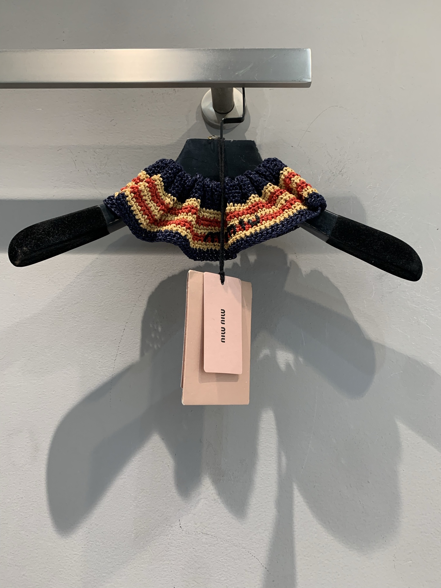 NO:456160,The new model is shipped (with a box) original development Miumi*2025 new hand-woven hairband. The crochet texture has a slack feeling, the wide edge design shows the cranial top, and you can match it with ponytails and hair. You can wear it casually and make a lazy French atmosphere. The hair ring + hairband is two-in-one. The hair is less and the hair can be stretched to create a full shape. The hair volume is full of ecstasy!  Each needle has a unique temperature, contrasting colors and no contradictory style. The number of codes is equal, miumiu, alexander wang19860909新款出货啦（配盒子）原版开发 Miumi*2025新款手工编织发箍.钩织纹理自带松弛感,宽边设计超显颅顶,扎马尾、盘发都能搭,随手一戴就是慵懒法式氛围 发圈+发箍二合一,头发少也能支棱起饱满造型,发量富翁既视感拉满手工控的狂喜！每一针都是独特温度,撞色不撞款.码数均码,,miumiu,alexander wang,Women's clothing