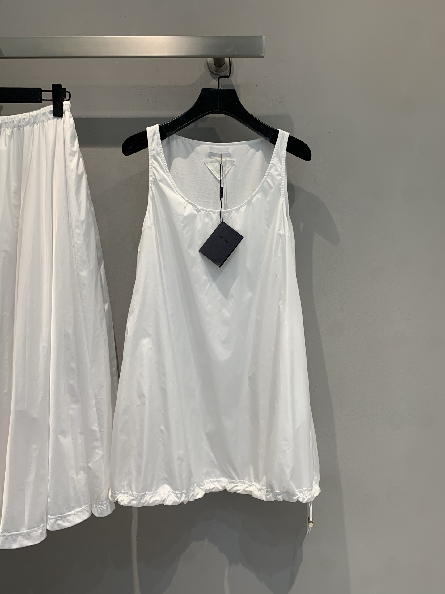 NO:450592,New model is shipped. Original development. Prad*2025 spring and summer new double-sided drawstring vest dress. One side is pure and elegant, and the suspender skirt has a slack feeling; flip the other side, the style changes instantly, hidden brand clever ideas, layered skirts in the same color or single wear, suitable for many occasions, one piece looks N fashionable, buying it is equivalent to having a 'dressing deformation meter', easy to grasp the ordinary style and low-key luxury ~ SML, prada, skirts, alexander wang19860909新款出货啦 原版开发 Prad*2025春夏新款双面穿抽绳背心连衣裙.一面纯净素雅,吊带裙摆自带松弛感；翻转另一面,风格秒变,暗藏品牌巧思同色系半裙叠穿或单穿都绝,适配多种场合,一件穿出 N 种时髦,买它等于拥有「穿搭变形计」,轻松拿捏普式低调奢华~码数SML,,prada,skirts,alexander wang,Women's clothing