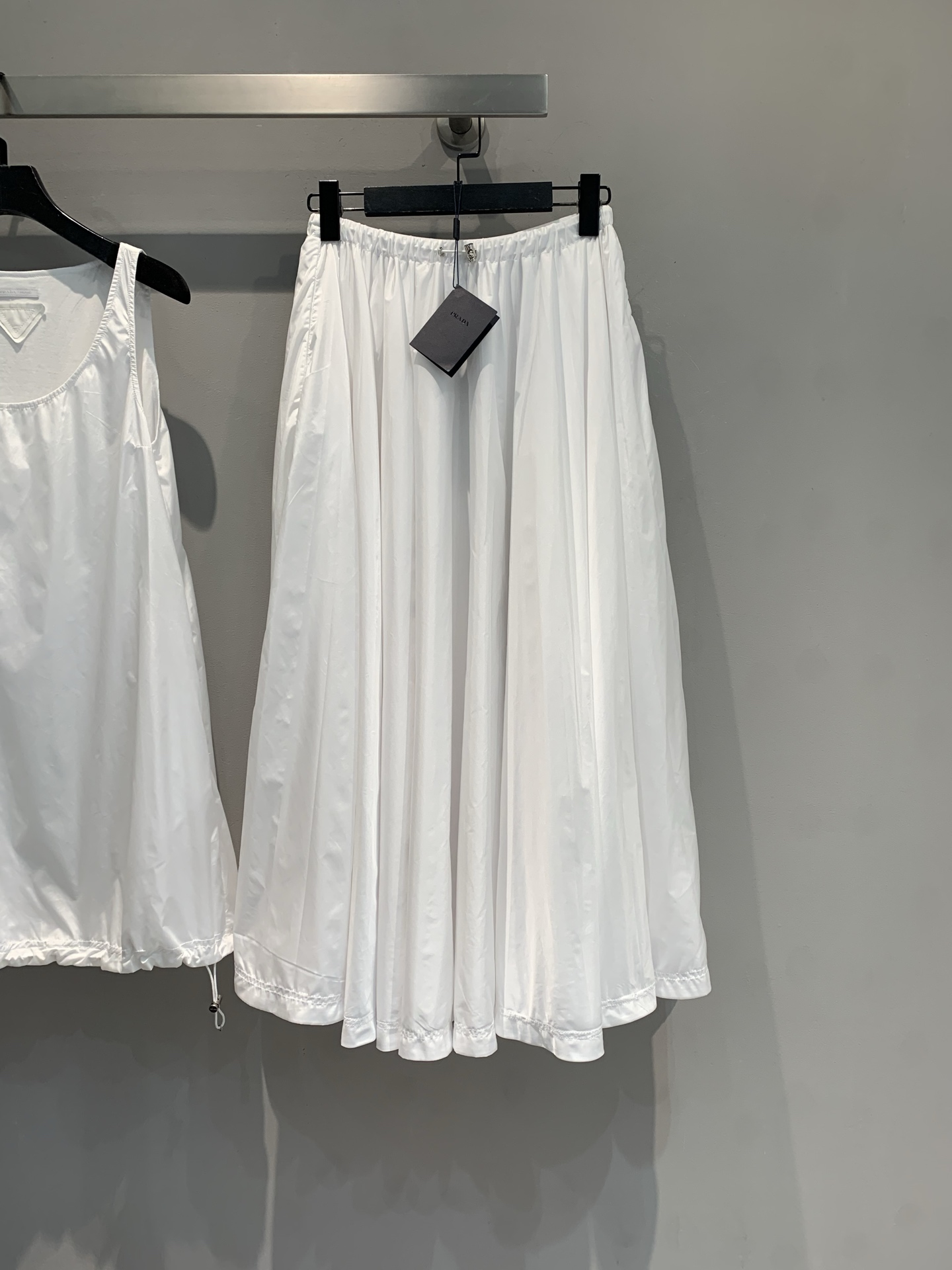 NO:450541,New model is shipped. Original development. Prad*2025 spring and summer new double-sided drawstring skirt. Pure white touch comes with a cool atmosphere. The big skirt walks with a style, the elastic waist hides the flesh and is comfortable. Single wear is minimalist slack. It is layered with the same series of vests and becomes an intellectual outfit template. It is suitable for daily life, vacation, and exhibitions... A piece of elegant and lazy to wear is a fashionable and exquisite number that can breathe when worn. SML, prada, skirts, alexander wang19860909新款出货啦 原版开发 Prad*2025春夏新款双面穿抽绳半裙.纯净白调自带清冷氛围,大裙摆走路带风,松紧腰藏肉又舒服~单穿是极简主义的松弛,搭同系列背心叠穿,秒变知识分子穿搭范本,适配日常、度假、看展… 一件穿出普式的优雅慵懒,穿上就是会呼吸的时髦精码数SML,,prada,skirts,alexander wang,Women's clothing
