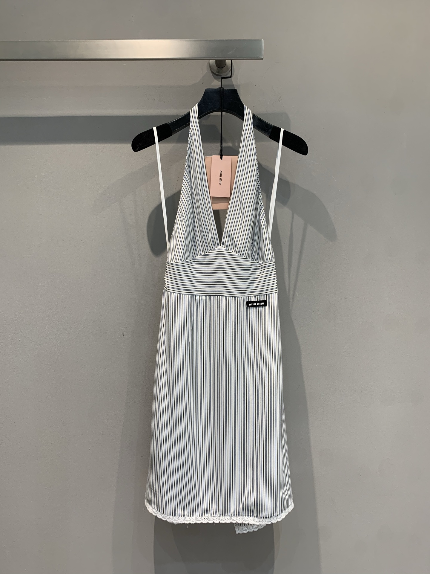 NO:450607,The new model is shipped. Original development. Miumi 2025 spring and summer new vertical striped mulberry silk halter neck dress. It uses 100% mulberry silk fabric, which is light and breathable, and has a high-quality texture. The halter neck design has a cool atmosphere, small off-shoulder neckline, sexy and high-end. The vertical stripes hide the flesh and make you look slim. The waist and hips are cut to a certain extent, outlining charming curves~ the lace lace lace on the bottom, secretly hiding romantic tricks. You can wear it when you go out to the street and go to crush on a daily basis. One click to grasp the relaxed and fashionable feeling code SML, miumiu, skirts, alexander wang19860909新款出货啦 原版开发 Miumi2025春夏新款竖条纹桑蚕丝挂脖连衣裙.采用百分百桑蚕丝面料,轻盈透气,质感高级.挂脖设计自带冷艳氛围,小露肩颈线,性感又高级,竖条纹藏肉显瘦,腰臀剪裁绝绝子,勾勒出迷人曲线～底边蕾丝小花边,偷偷藏起浪漫小心机.日常出街炸场、约会见crush都能穿,一键拿捏松弛时髦感码数SML,,miumiu,skirts,alexander wang,Women's clothing