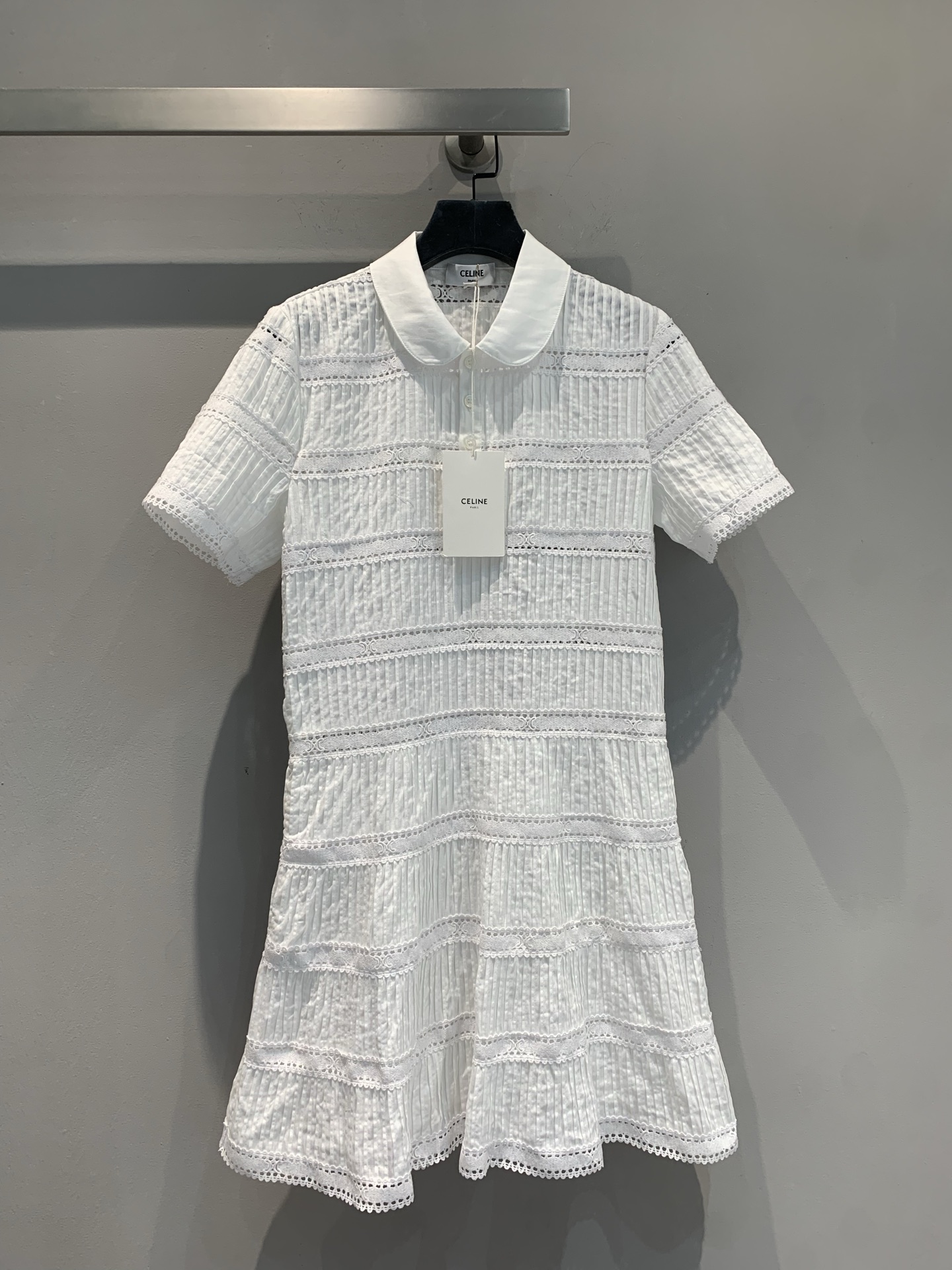 NO:455465,New model shipped M Original development Celin*2025 early autumn new French doll collar hollow lace short-sleeved dress. It uses imported jacquard fabric. Doll collar + lace texture, with innocent filters, short A-line skirt, hidden flesh and long legs, wearing it alone is the heroine of the campus drama, suitable for small leather shoes/canvas shoes. Size SML, celine, skirts, T-shirt, alexander wang19860909新款出货啦M 原版开发 Celin*2025早秋新款法式娃娃领镂空花边短袖连衣裙.采用进口提花面料.娃娃领+蕾丝肌理,自带纯真滤镜,短款A字裙摆,藏肉又显腿长,单穿是校园剧女主,配小皮鞋/帆布鞋都适配.码数SML,,celine,skirts,T-shirt,alexander wang,Women's clothing