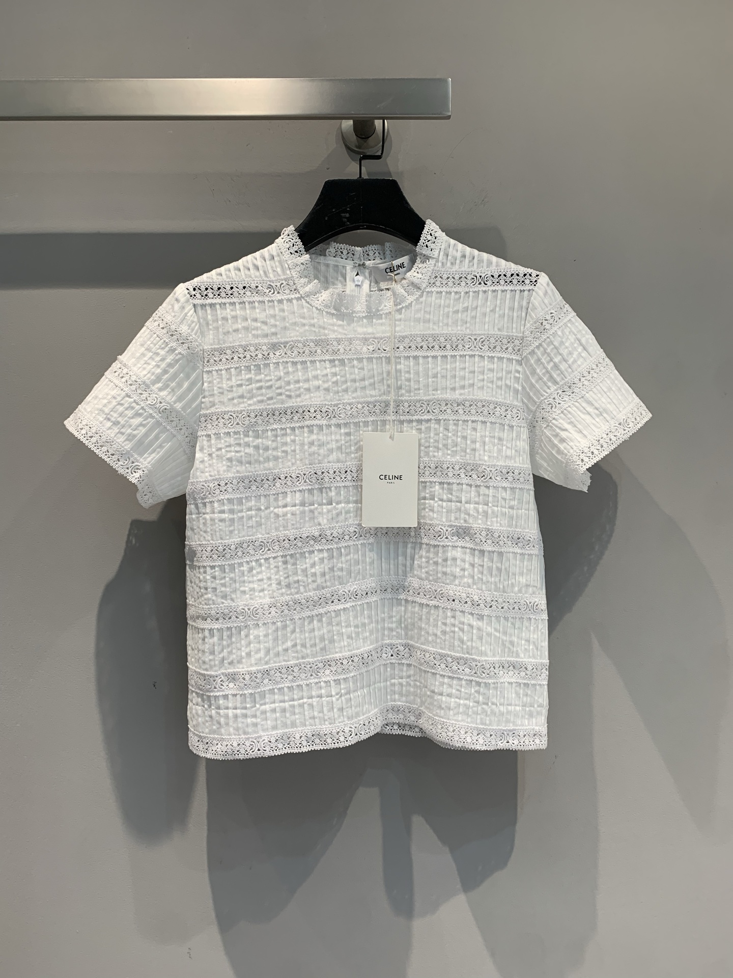 NO:455425,New model shipped M Original development Celin*2025 early autumn new retro fashionable hollow lace top. It uses imported jacquard fabric, delicate lace stripes intertwined, comes with gentle filter, short cut + exquisite small stand collar, one-click elongation body proportions, single wear with high-waisted pants/skirts, easy to grasp the 'workout-free sense of high-end' code SML, celine, skirts, alexander wang19860909新款出货啦M 原版开发 Celin*2025早秋新款复古时髦镂空蕾丝花边上衣.采用进口提花面料,细腻蕾丝条纹交织,自带温柔滤镜,短款剪裁+精致小立领,一键拉长身形比例,单穿配高腰裤/半裙,轻松拿捏“不费力的高级感”码数SML,,celine,skirts,alexander wang,Women's clothing