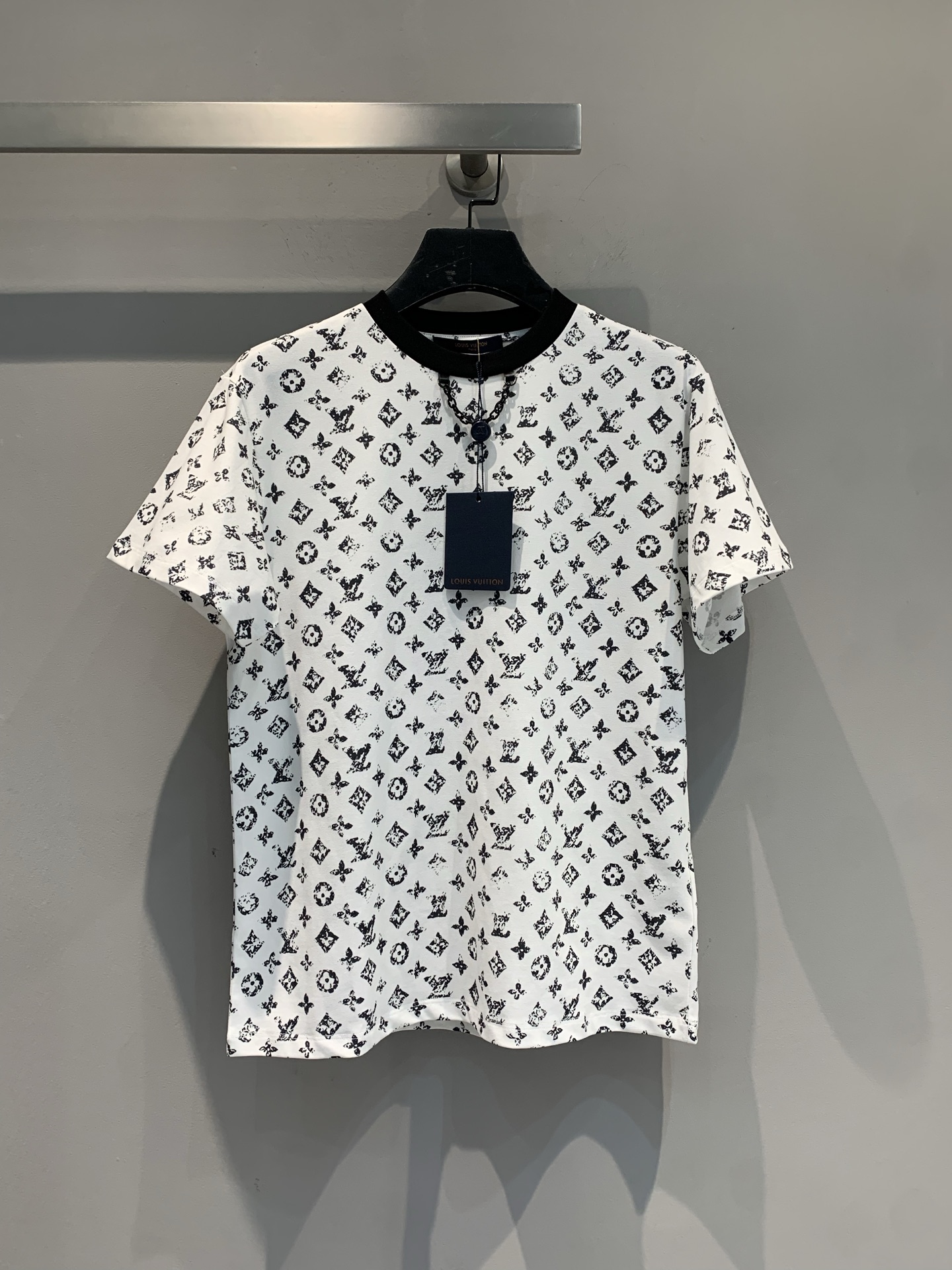 NO:450588,New style is shipped. Original development. Ljia 2025 spring and summer new contrast collar chain old-fashioned T-shirt. Classic elements cover the body, black and white color matching is simple and high-end. The contrast collar design adds details. It is superb in daily single wear or layering. It can easily wear it to create a low-key and luxurious feeling. A walking fashion business card. Whoever wears it knows this fashionable code SML, louis vuitton,tees, t-shirt, alexander wang19860909新款出货啦 原版开发 L家2025春夏新款撞色领链条老花T恤.经典元素铺满衣身,黑白配色简约又高级.领口撞色设计添细节,日常单穿或叠搭都超绝,轻松穿出低调奢华感,行走的时尚名片,谁穿谁懂这份时髦码数SML,,louis vuitton,tees，t-shirt,alexander wang,Women's clothing