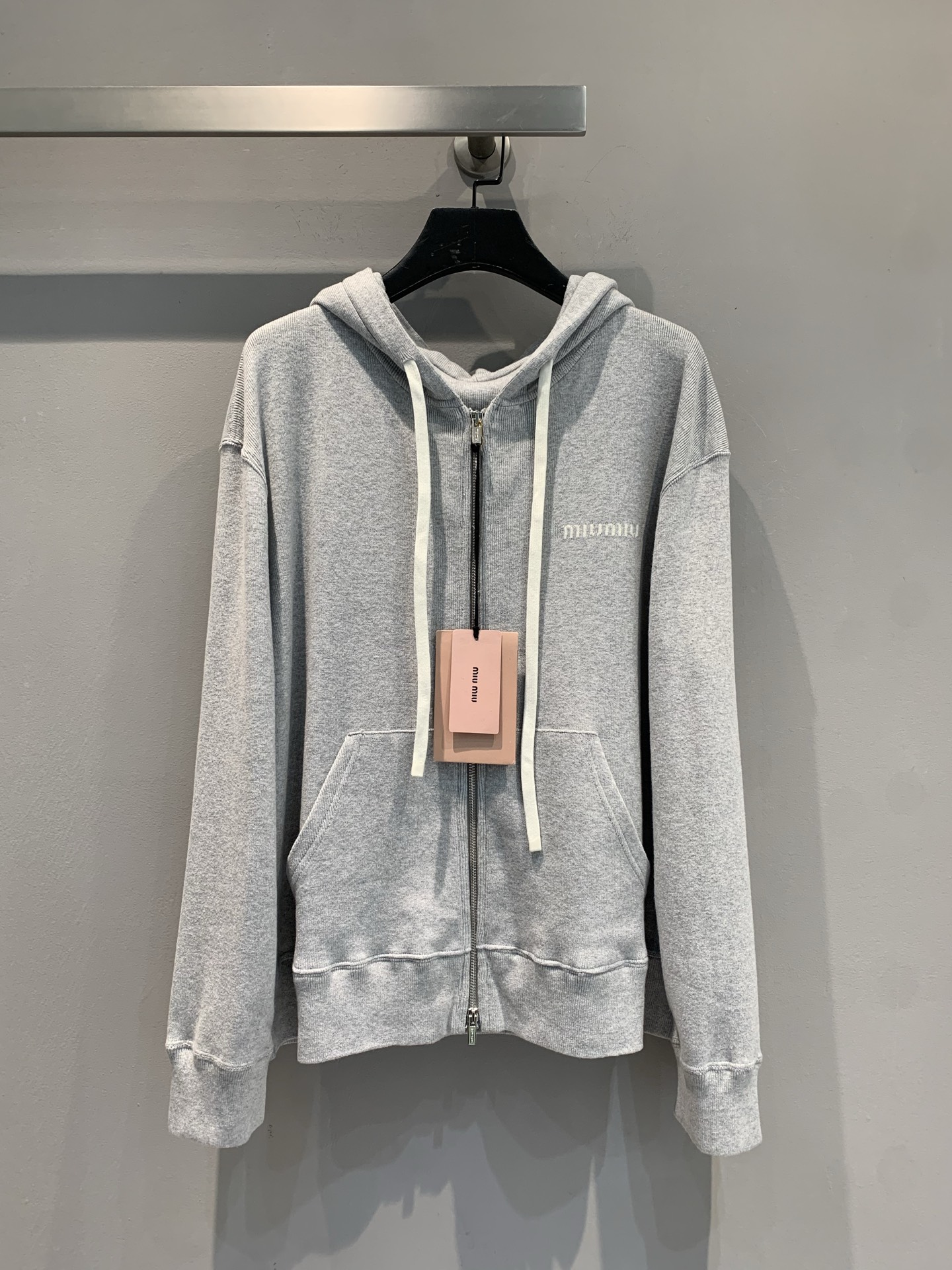 NO:451872,New model is shipped. Original development. Miumi*2025 early autumn new drawstring zipper hooded sweatshirt. It uses 100% pure cotton fabric, skin-friendly and comfortable, and has a high-quality texture. Light gray tone is suitable for all outfits. Simple small marks hide the sense of high-end. You can wear it every day when you go out or stay in a lazy home. One-click unlocks casual and fashionable. Whoever wears it is the atmosphere beauty~ SML, miumiu, hoodie, sweatshirts, hats, alexander wang19860909新款出货啦 原版开发 Miumi*2025早秋新款抽绳拉链连帽卫衣.采用百分百纯棉面料,亲肤舒适,质感上乘. 浅灰色调适配所有穿搭,简约小标藏着高级感,日常出街或慵懒宅家都能穿,一键解锁随性时髦,谁穿谁是氛围感美女~码数SML,,miumiu,hoodie,sweatshirts,hats,alexander wang,Women's clothing