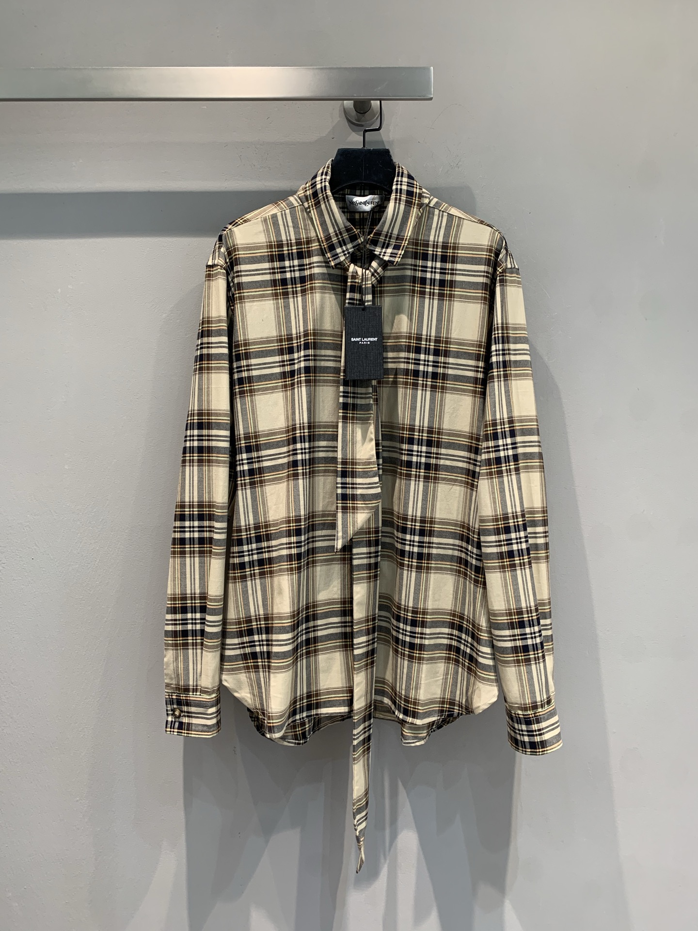 NO:450596,New model is shipped. Original development. YSI2025 early autumn new retro streamer plaid shirt. Classic beige plaid pattern retro and high-end. Neckline + plaid ribbon design breaks the conventional monotony, loose silhouette adapts to various body shapes. Single-fitting layering is excellent. Easy to grasp the French lazy tuning, commuting/outing/dating... one-click to create a relaxed and fashionable feeling. SML, Shirts, alexander wang19860909新款出货啦 原版开发 YSI2025早秋新款复古飘带格纹衬衫.经典米棕格纹 复古又高级.领口+门襟飘带设计 打破常规单调,宽松廓形适配各种身形.单穿叠穿都很绝 轻松拿捏法式慵懒调调,通勤/出街/约会…一键打造松弛时髦感.码数SML,,shirts,alexander wang,Women's clothing