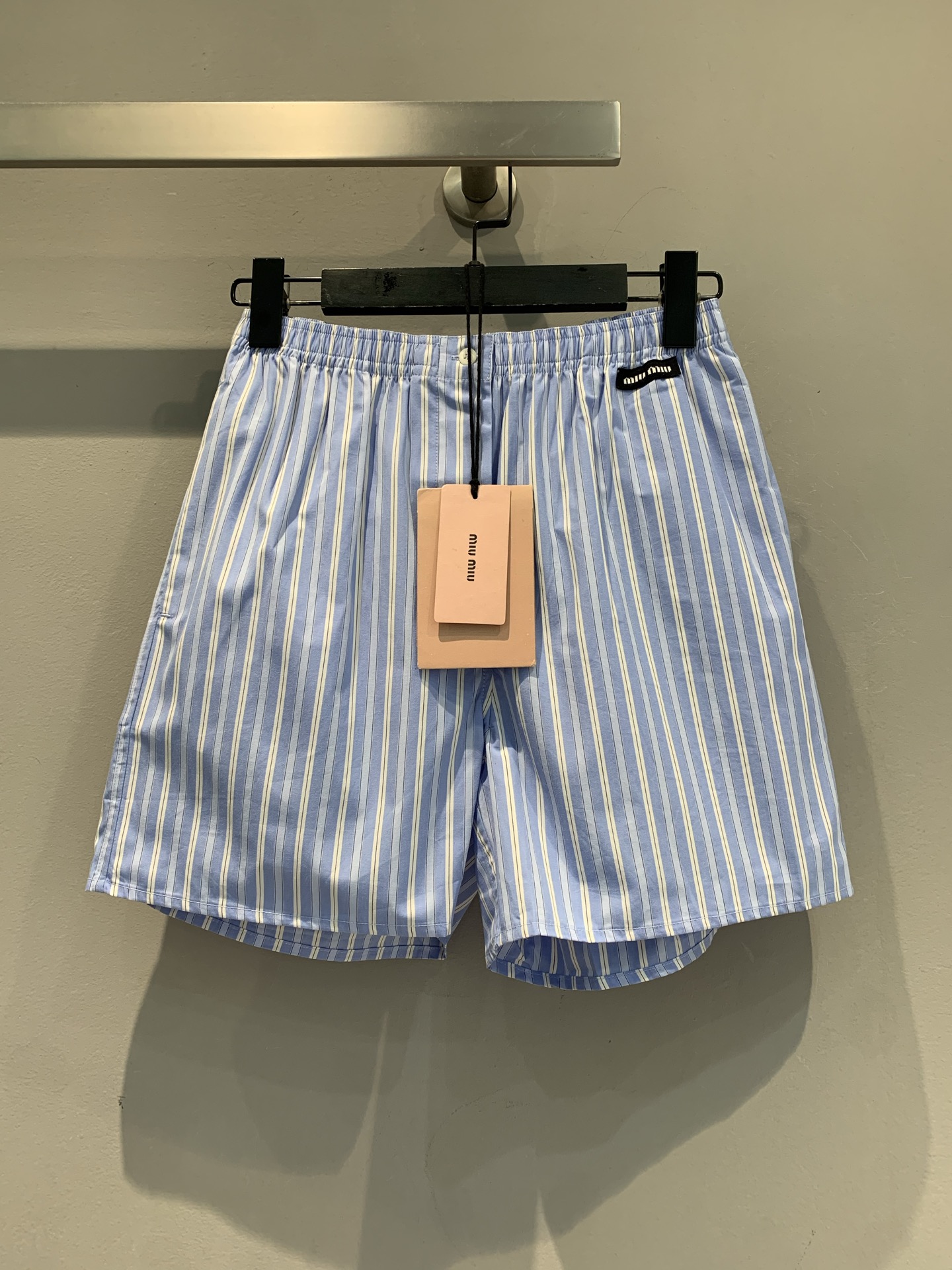 NO:451272,New model is shipped. Original development. Miumi 2025 spring and summer new vertical striped elastic waist shorts, using 100% pure cotton fabric, skin-friendly and comfortable, and has good breathability. Simple and fashionable~ Classic stripes have a slack feeling, which is super suitable for daily street wear and vacation wear, and it is easy to grasp the slack and fashionable feeling. Whoever wears them falls in love with SML, miumiu, shorts, alexander wang19860909新款出货啦 原版开发 Miumi2025春夏新款竖条纹松紧腰短裤,采用百分百纯棉面料,亲肤舒适,透气性佳.简约又时髦~经典条纹自带松弛感,日常出街、度假穿都超适配,轻松拿捏松弛时髦感,谁穿谁爱上码数SML,,miumiu,shorts,alexander wang,Women's clothing