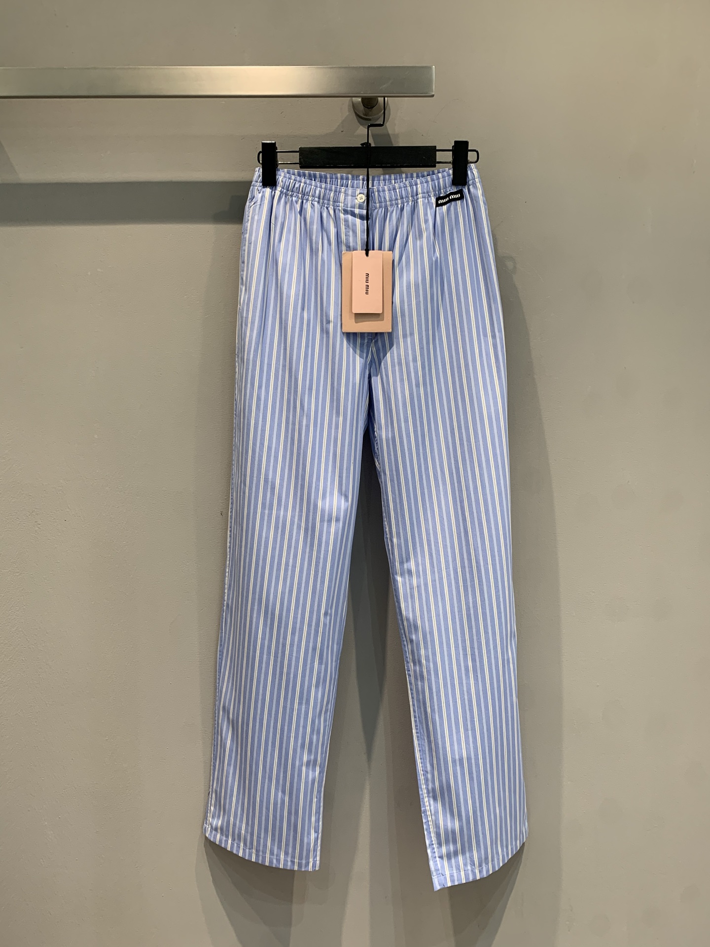 NO:451278,New model is shipped. Original development. Miumi*2025 spring and summer new vertical striped elastic waist casual trousers. It uses 100% pure cotton fabric, which is skin-friendly and comfortable and breathable. Classic striped color matching, and it is very good for daily use. Whether it is pajama pants at home or simple tops on the street, it is both relaxed and fashionable, and the comfort and appearance coexist, so you can easily grasp the slack and wear code SML, miumiu, alexander wang19860909新款出货啦 原版开发 Miumi*2025春夏新款竖条纹松紧腰休闲长裤.采用百分百纯棉面料,亲肤舒适,透气性佳.经典条纹配色,日常随意搭都很绝,不管是宅家当睡裤,还是出街配简约上衣,松弛时髦两不误,舒适度与颜值并存,轻松拿捏松弛感穿搭码数SML,,miumiu,alexander wang,Women's clothing