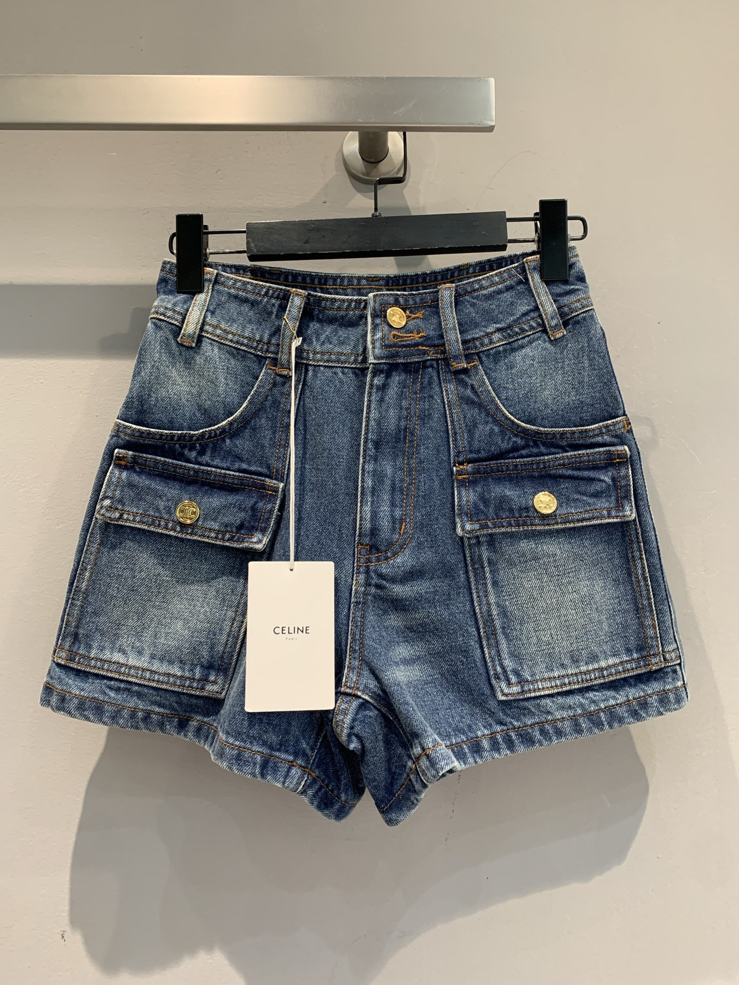 NO:450628,New model is shipped, original development Celin*2025 spring and summer new retro large pocket denim shorts. Classic denim denim fabric + neat tailoring. It comes with ochre-grade fashion week filter large pocket + metal buckle design. It is cool and A street-like, high-waisted style, with one-click ant waist. Hot girls/cool sisters can wear it to show their life aura. SML, celine, shorts, alexander wang19860909新款出货啦 原版开发 Celin*2025春夏新款复古大口袋丹宁牛仔短裤.经典丹宁牛仔面料+利落剪裁.自带篙级时装周滤镜大口袋+金属扣设计 又飒又A 街头感拉满,高腰版型 一键拥有蚂蚁腰.辣妹/酷姐都能穿出本命气场.码数SML,,celine,shorts,alexander wang,Women's clothing