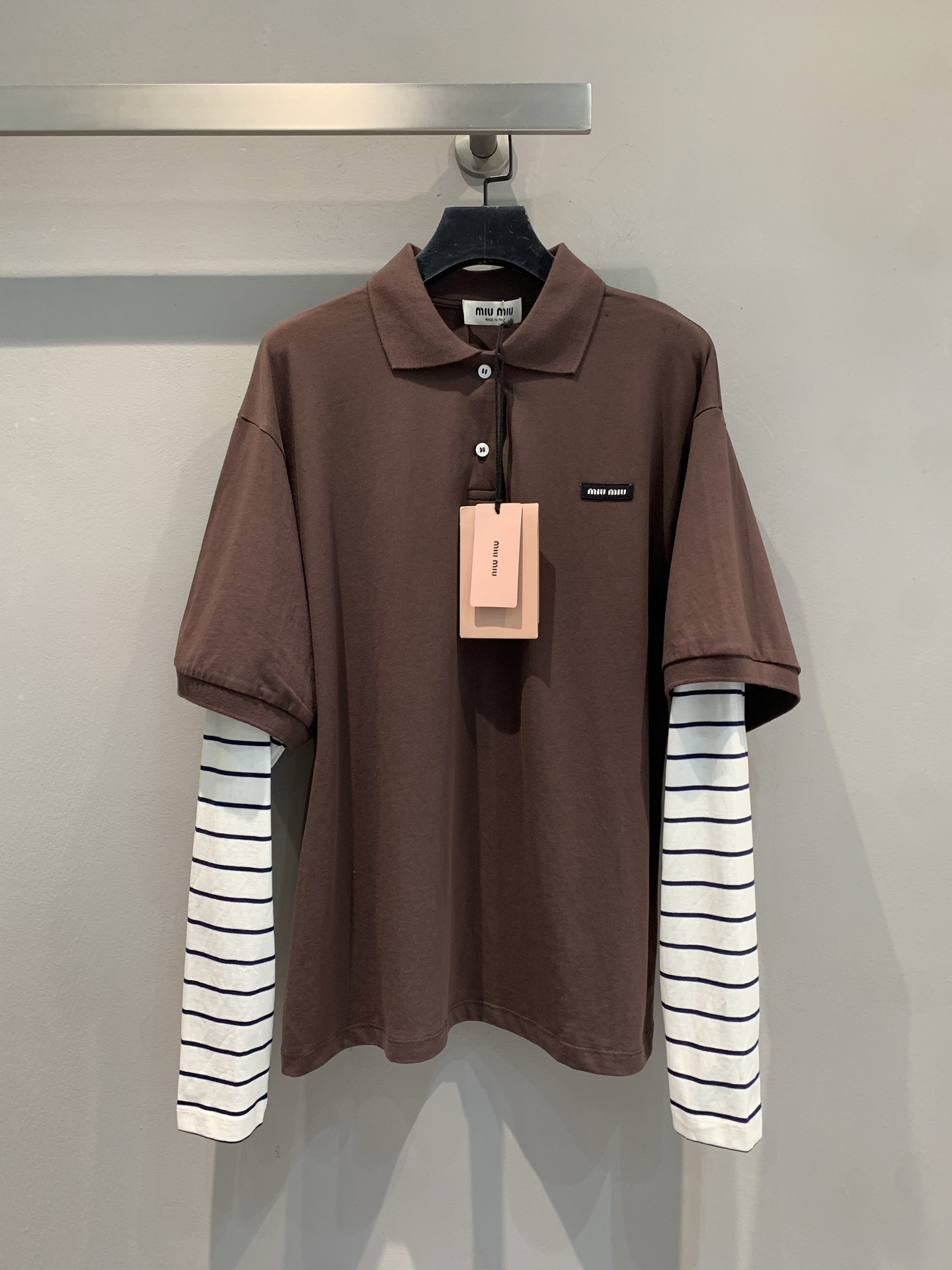 NO:450612,The new model is shipped. Original development. Miumi*2025 early autumn new retro and fashionable fake two-piece polo collar top. Retro brown + striped splicing, unlocking a slack and high-end Polo in one second. The collar is classic and age-reducing. The fake two-piece design comes with a trick to dress. It is suitable for daily street outing/dating and commuting. The lazy and fashionable atmosphere is used to directly turn into a street trendy person, a must-have item for fashionable top students. SML, miumiu, alexander wang19860909新款出货啦 原版开发 Miumi*2025早秋新款复古时髦假两件polo领上衣.复古咖色+条纹拼接,一秒解锁松弛高级感Polo 领经典又减龄,假两件设计自带穿搭小心机.日常出街/约会通勤都适配 慵懒又时髦的氛围拿捏穿上直接变身街头潮人,时尚尖子生必备单品.码数SML,,miumiu,alexander wang,Women's clothing