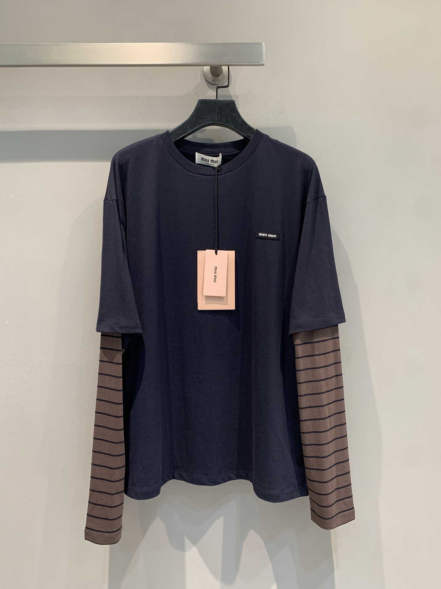 NO:450619,New models are shipped. Original development. Miumi*2025 early autumn new retro and fashionable fake two-piece polo collar top. Navy + striped splicing, unlocking a slack and high-end Polo in one second. Classic and age-reducing. The fake two-piece design comes with a trick to dress. It is suitable for daily street outing/dating and commuting. The lazy and fashionable atmosphere is used to turn into a street trendy person. It is a must-have item for fashionable top students. SML, miumiu, alexander wang19860909新款出货啦 原版开发 Miumi*2025早秋新款复古时髦假两件polo领上衣.藏青+条纹拼接,一秒解锁松弛高级感Polo 领经典又减龄,假两件设计自带穿搭小心机.日常出街/约会通勤都适配 慵懒又时髦的氛围拿捏穿上直接变身街头潮人,时尚尖子生必备单品.码数SML,,miumiu,alexander wang,Women's clothing