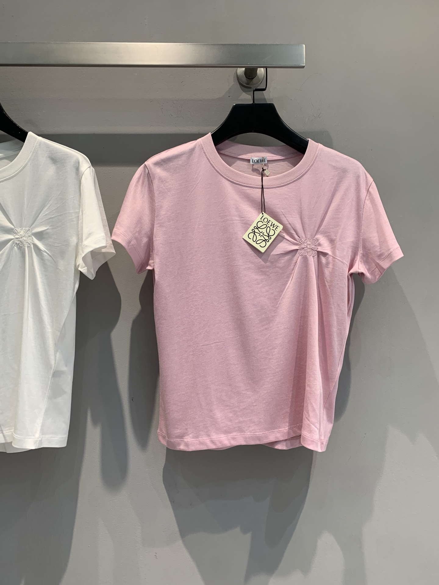 NO:451285,New models are shipped. Original development. Loew*2025 spring and summer new fashionable and versatile small pleated T-shirt, unique pleats on the chest, simple and ingenious ideas hidden, basic models can also create a unique and fashionable feeling. It is easy to match and high-end in daily life, and it is easy to grasp the relaxed and exquisite style. Whoever wears it looks good~ SML, loewe, tees, t-shirt, alexander wang19860909新款出货啦 原版开发 Loew*2025春夏新款时髦百搭小褶皱设计T恤,胸口别致褶皱,简约中藏着巧思,基础款也能穿出独特时髦感,日常好搭又高级,轻松拿捏松弛精致范儿,谁穿谁好看~码数SML,,loewe,tees，t-shirt,alexander wang,Women's clothing